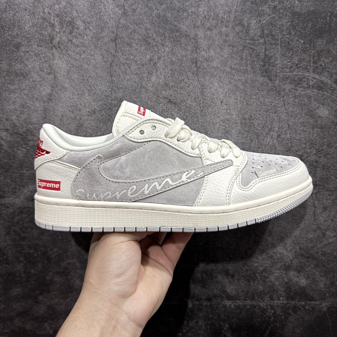 【定制版】Travis Scott x Fragment Design x Air Jordan 1 Low OG SP AJ1 乔1 Sup联名-织布标米灰 低帮文化休闲板鞋 XS3086-004rn#多方联名合作融合了Travis Scott 独特的音乐风格，藤原浩个性的设计风格以及Jordan品牌的经典元素 使其成为一双具有独特身份和价值的鞋子 清新而立体的外观加上联名标识更突出了其独特身份 这种配色方案显示出活力和时尚感 在视觉上引人注目  鞋身的质感和细腻的细节处理使其显得高端而格调十足  这款“倒钩”联名是设计与创意完美结合  融合多方的个性风格是一款备受瞩目的潮流鞋款r 尺码：36 36.5 37.5 38 38.5 39 40 40.5 41 42 42.5 43 44 44.5 45 编码：HXS320340-莆田鞋批发中心