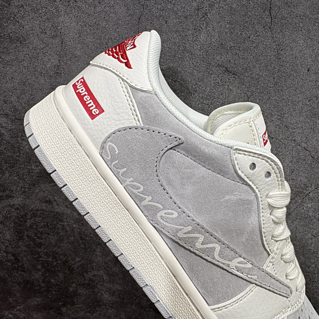 图片[7]-【定制版】Travis Scott x Fragment Design x Air Jordan 1 Low OG SP AJ1 乔1 Sup联名-织布标米灰 低帮文化休闲板鞋 XS3086-004rn#多方联名合作融合了Travis Scott 独特的音乐风格，藤原浩个性的设计风格以及Jordan品牌的经典元素 使其成为一双具有独特身份和价值的鞋子 清新而立体的外观加上联名标识更突出了其独特身份 这种配色方案显示出活力和时尚感 在视觉上引人注目  鞋身的质感和细腻的细节处理使其显得高端而格调十足  这款“倒钩”联名是设计与创意完美结合  融合多方的个性风格是一款备受瞩目的潮流鞋款r 尺码：36 36.5 37.5 38 38.5 39 40 40.5 41 42 42.5 43 44 44.5 45 编码：HXS320340-莆田鞋批发中心