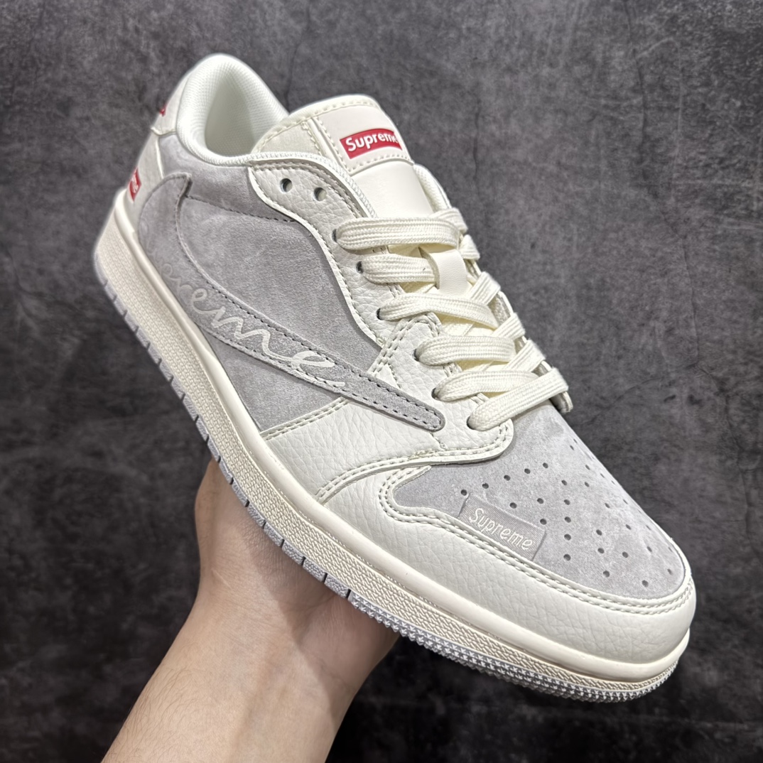 图片[3]-【定制版】Travis Scott x Fragment Design x Air Jordan 1 Low OG SP AJ1 乔1 Sup联名-织布标米灰 低帮文化休闲板鞋 XS3086-004rn#多方联名合作融合了Travis Scott 独特的音乐风格，藤原浩个性的设计风格以及Jordan品牌的经典元素 使其成为一双具有独特身份和价值的鞋子 清新而立体的外观加上联名标识更突出了其独特身份 这种配色方案显示出活力和时尚感 在视觉上引人注目  鞋身的质感和细腻的细节处理使其显得高端而格调十足  这款“倒钩”联名是设计与创意完美结合  融合多方的个性风格是一款备受瞩目的潮流鞋款r 尺码：36 36.5 37.5 38 38.5 39 40 40.5 41 42 42.5 43 44 44.5 45 编码：HXS320340-莆田鞋批发中心