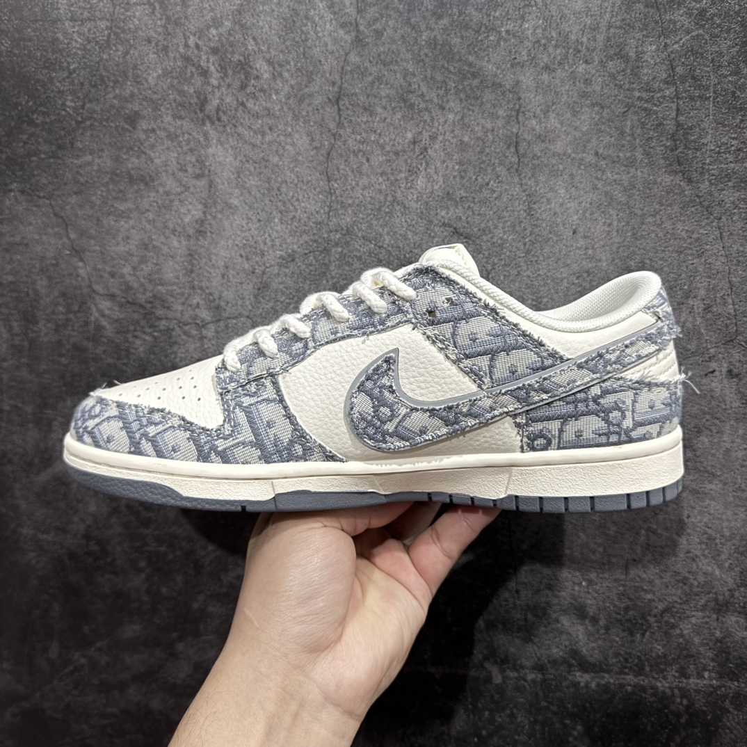 图片[2]-【定制版】Nk SB Dunk Low 迪奥联名-织布灰勾 周年高端定制 低帮休闲板鞋 YX5066-247rn#定制鞋盒 大厂纯原品质出货 超高清洁度 皮料切割干净无任何毛边 细节完美 r 尺码：36 36.5 37.5 38 38.5 39 40 40.5 41 42 42.5 43 44 44.5 45 编码：HXS320340-莆田鞋批发中心