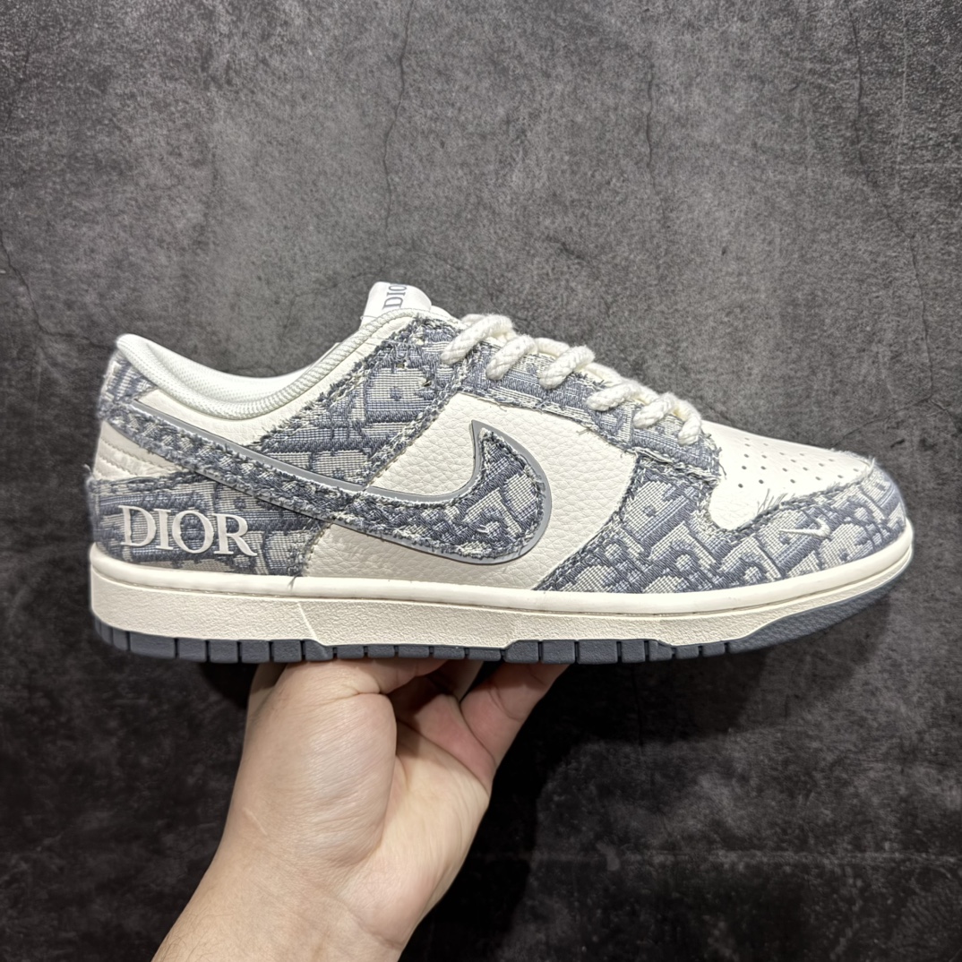 【定制版】Nk SB Dunk Low 迪奥联名-织布灰勾 周年高端定制 低帮休闲板鞋 YX5066-247rn#定制鞋盒 大厂纯原品质出货 超高清洁度 皮料切割干净无任何毛边 细节完美 r 尺码：36 36.5 37.5 38 38.5 39 40 40.5 41 42 42.5 43 44 44.5 45 编码：HXS320340-莆田鞋批发中心