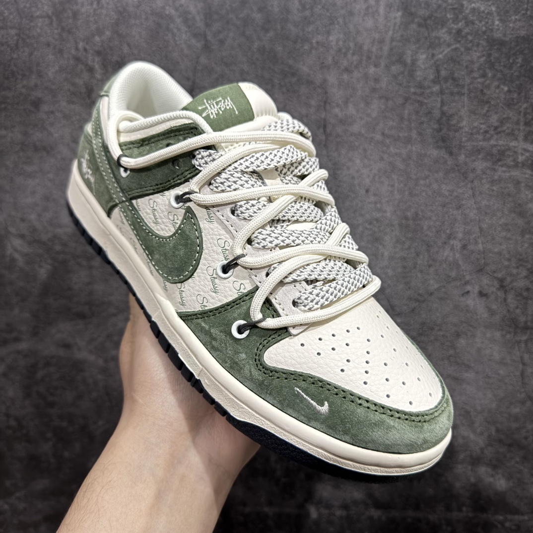 图片[3]-【定制版】Nk SB Dunk Low 斯图西联名-铜锈绿抽绳 周年高端定制 低帮休闲板鞋 XS1186-105rn#定制鞋盒 大厂纯原品质出货 超高清洁度 皮料切割干净无任何毛边 细节完美 r 尺码：36 36.5 37.5 38 38.5 39 40 40.5 41 42 42.5 43 44 44.5 45  编码：HXS340360-莆田鞋批发中心