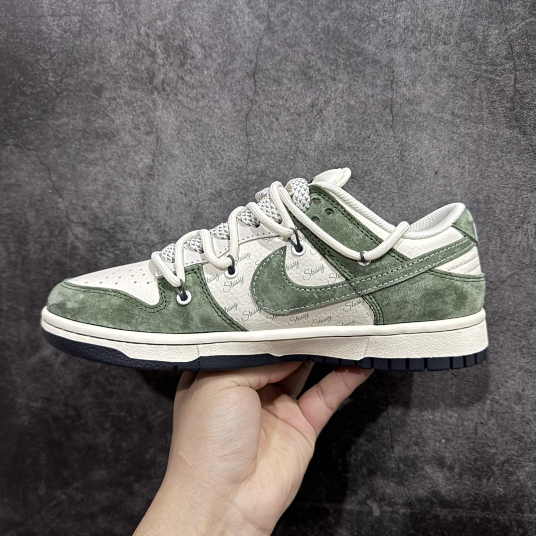 图片[2]-【定制版】Nk SB Dunk Low 斯图西联名-铜锈绿抽绳 周年高端定制 低帮休闲板鞋 XS1186-105rn#定制鞋盒 大厂纯原品质出货 超高清洁度 皮料切割干净无任何毛边 细节完美 r 尺码：36 36.5 37.5 38 38.5 39 40 40.5 41 42 42.5 43 44 44.5 45  编码：HXS340360-莆田鞋批发中心