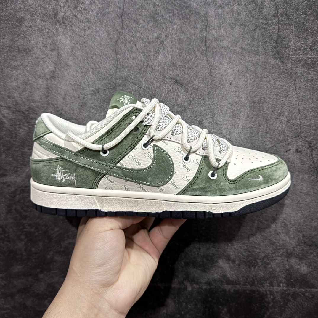 【定制版】Nk SB Dunk Low 斯图西联名-铜锈绿抽绳 周年高端定制 低帮休闲板鞋 XS1186-105rn#定制鞋盒 大厂纯原品质出货 超高清洁度 皮料切割干净无任何毛边 细节完美 r 尺码：36 36.5 37.5 38 38.5 39 40 40.5 41 42 42.5 43 44 44.5 45  编码：HXS340360-莆田鞋批发中心