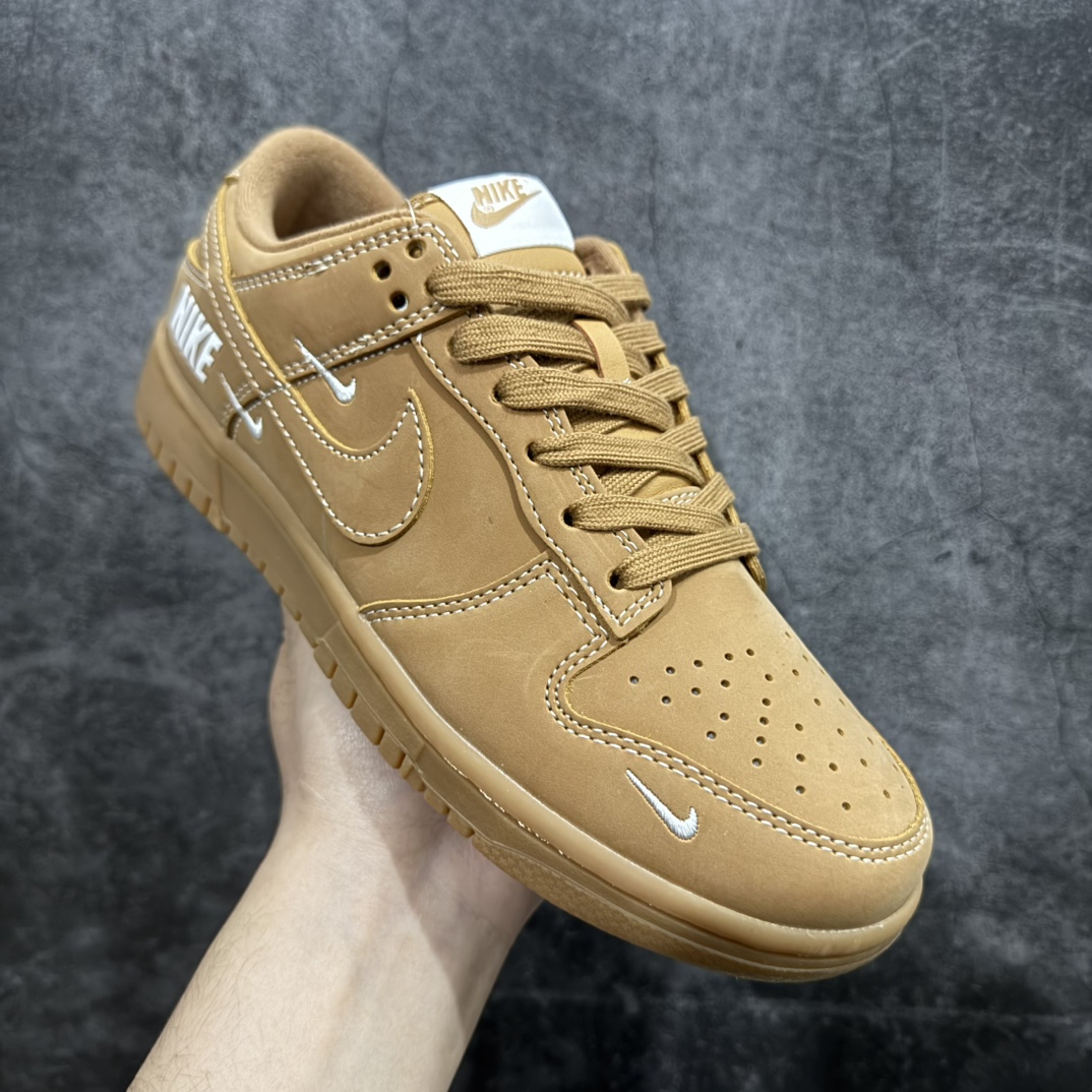 图片[3]-【定制版】Nk SB Dunk Low 小麦  周年高端定制 低帮休闲板鞋 XX3168-305rn定制鞋盒 大厂纯原品质出货 超高清洁度 皮料切割干净无任何毛边 细节完美 r 尺码：36 36.5 37.5 38 38.5 39 40 40.5 41 42 42.5 43 44 44.5 45 编码：HXS320340-莆田鞋批发中心