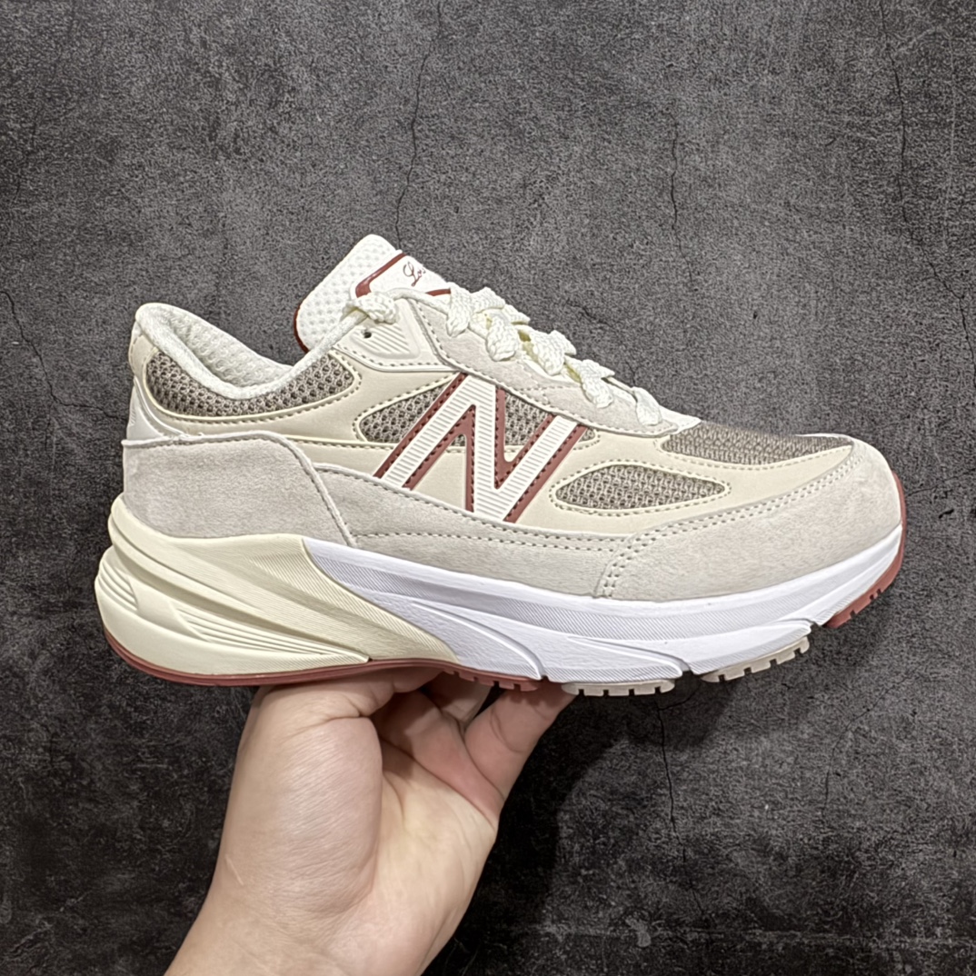 【神版】Loro piana × New Balance NB990联名款系列 高端美产复古休闲跑步鞋 U990LO6nnn正确3M反光细节 原楦原纸版开发后跟透明TPU水晶装饰条稳固 沿用了引以为傲的跑鞋手工技艺 采用猪皮绒面并包裹局部透气网面的鞋身设计 菱网鞋舌上刻有New Balance USA 鞋面依旧身着经典的大热之灰 彰显了其高端的品质身份  尺码：36 37 37.5 38 38.5 39.5 40 40.5 41.5 42 42.5 43 44 45 编码：DZ260280-莆田鞋批发中心