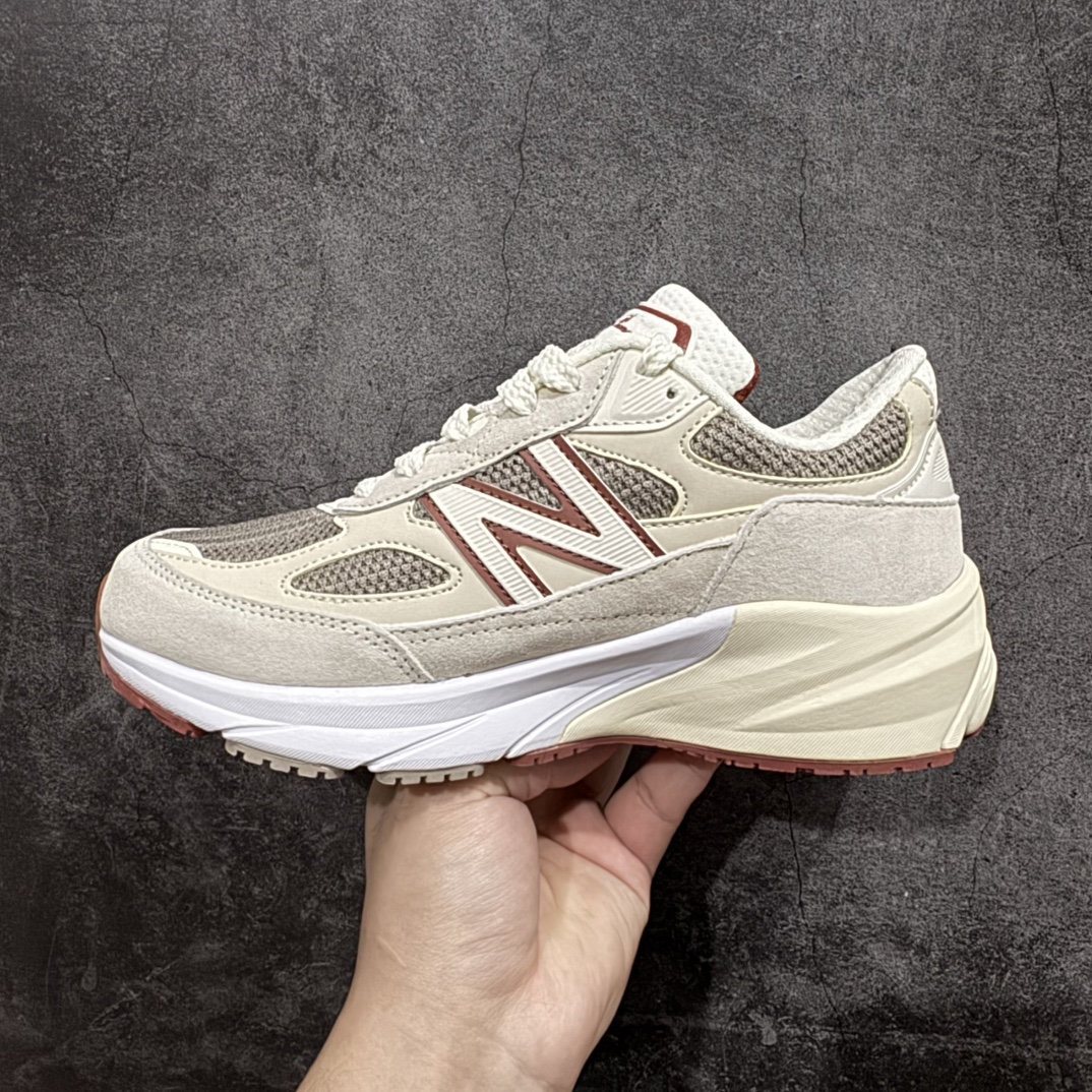 图片[2]-【神版】Loro piana × New Balance NB990联名款系列 高端美产复古休闲跑步鞋 U990LO6nnn正确3M反光细节 原楦原纸版开发后跟透明TPU水晶装饰条稳固 沿用了引以为傲的跑鞋手工技艺 采用猪皮绒面并包裹局部透气网面的鞋身设计 菱网鞋舌上刻有New Balance USA 鞋面依旧身着经典的大热之灰 彰显了其高端的品质身份  尺码：36 37 37.5 38 38.5 39.5 40 40.5 41.5 42 42.5 43 44 45 编码：DZ260280-莆田鞋批发中心