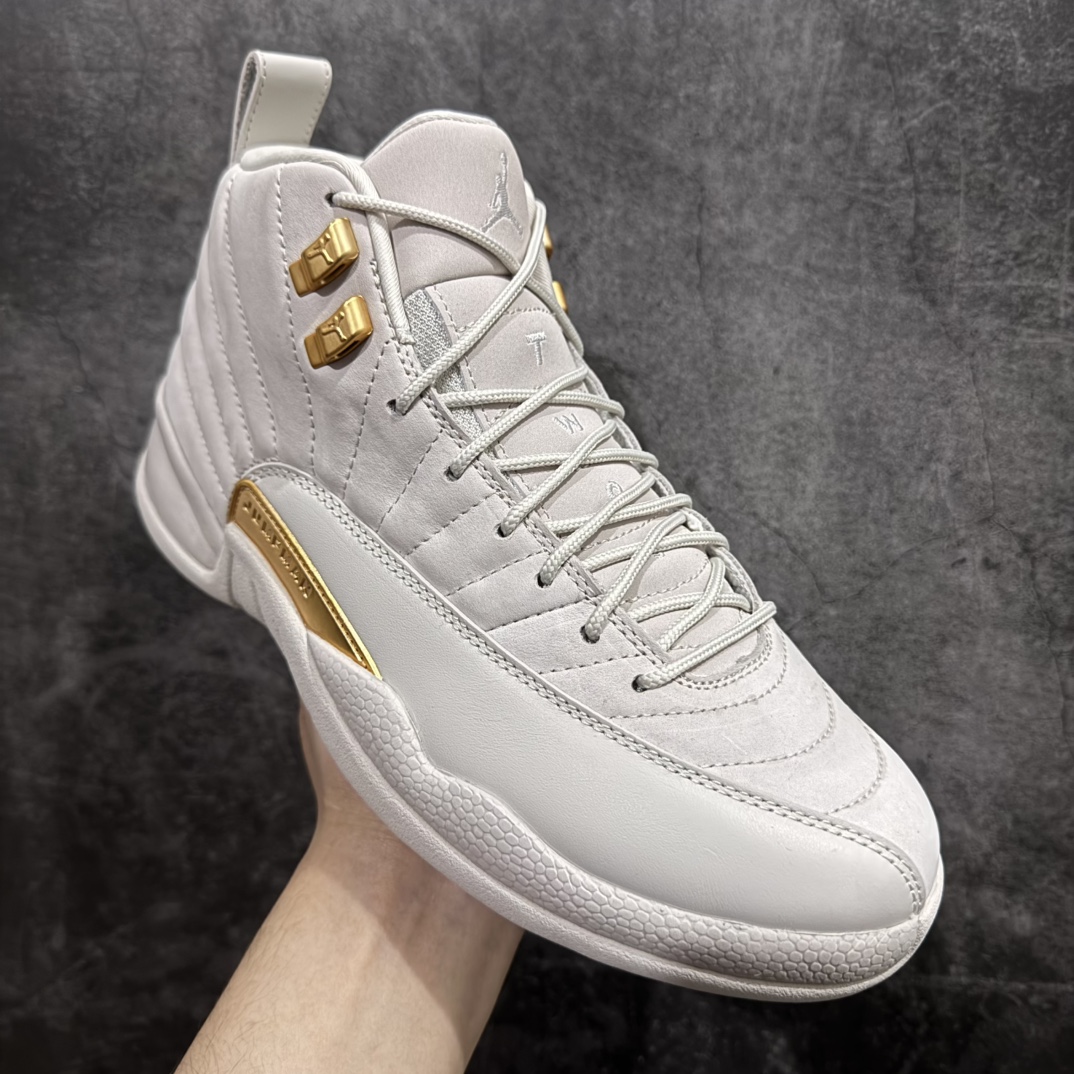 图片[3]-【外贸纯原版】Air Jordan 12 Retro \”Phantom\” 高帮 白金 AJ12 乔丹12代 aj12高邦 白金nn鞋身整体采用白色皮革搭配白色内衬，鞋头黄色的Jumpman Logo及细节点缀，在白色主调下格外抢眼。鞋舌部分加以白色字体点缀，与鞋侧金扣相呼应，经典的Jumpman Logo采用白色刺绣方式呈现，细节方面非常用心。白与金两种色调搭配的方形Logo极为显眼，后跟鞋提白色Jumpmaan Logo和黄色刺绣Jordan字样搭配黄色的凹印23字样，颇具元年气息。 货号：FD9101-007 尺码：40 40.5 41 42 42.5 43 44 44.5 45 45.5 46 47.5 48.5 编码：777450480-莆田鞋批发中心