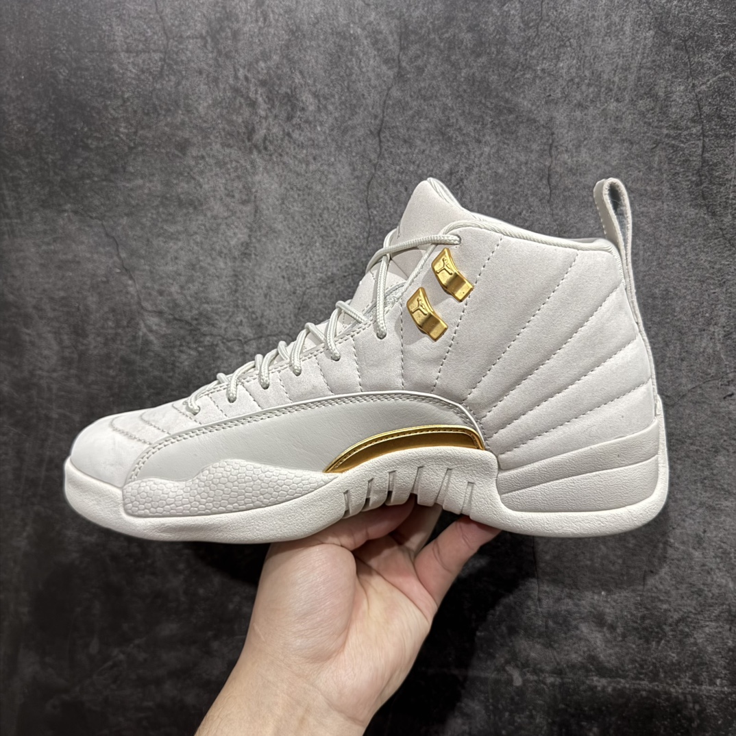 图片[2]-【外贸纯原版】Air Jordan 12 Retro \”Phantom\” 高帮 白金 AJ12 乔丹12代 aj12高邦 白金nn鞋身整体采用白色皮革搭配白色内衬，鞋头黄色的Jumpman Logo及细节点缀，在白色主调下格外抢眼。鞋舌部分加以白色字体点缀，与鞋侧金扣相呼应，经典的Jumpman Logo采用白色刺绣方式呈现，细节方面非常用心。白与金两种色调搭配的方形Logo极为显眼，后跟鞋提白色Jumpmaan Logo和黄色刺绣Jordan字样搭配黄色的凹印23字样，颇具元年气息。 货号：FD9101-007 尺码：40 40.5 41 42 42.5 43 44 44.5 45 45.5 46 47.5 48.5 编码：777450480-莆田鞋批发中心