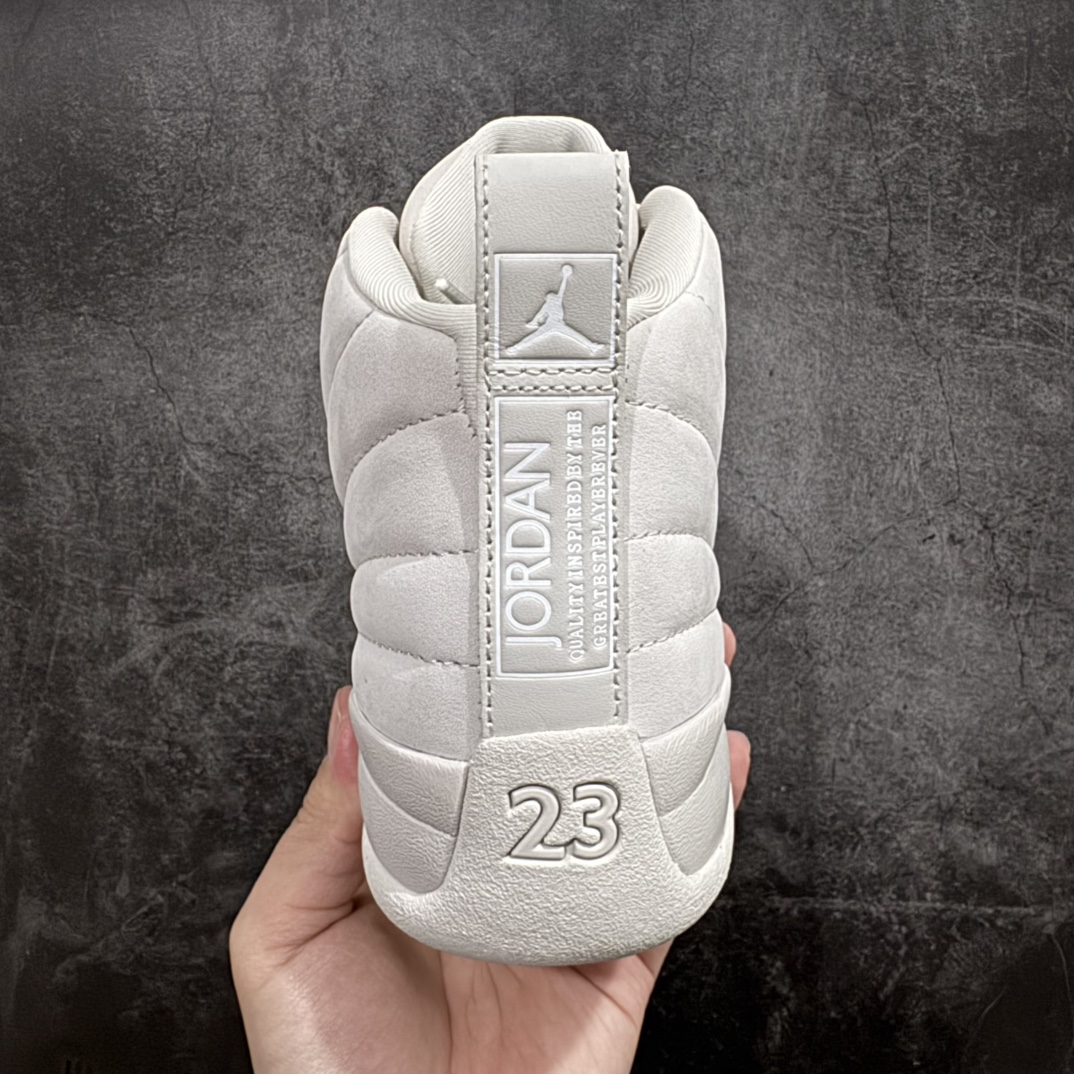 图片[4]-【外贸纯原版】Air Jordan 12 Retro \”Phantom\” 高帮 白金 AJ12 乔丹12代 aj12高邦 白金nn鞋身整体采用白色皮革搭配白色内衬，鞋头黄色的Jumpman Logo及细节点缀，在白色主调下格外抢眼。鞋舌部分加以白色字体点缀，与鞋侧金扣相呼应，经典的Jumpman Logo采用白色刺绣方式呈现，细节方面非常用心。白与金两种色调搭配的方形Logo极为显眼，后跟鞋提白色Jumpmaan Logo和黄色刺绣Jordan字样搭配黄色的凹印23字样，颇具元年气息。 货号：FD9101-007 尺码：40 40.5 41 42 42.5 43 44 44.5 45 45.5 46 47.5 48.5 编码：777450480-莆田鞋批发中心