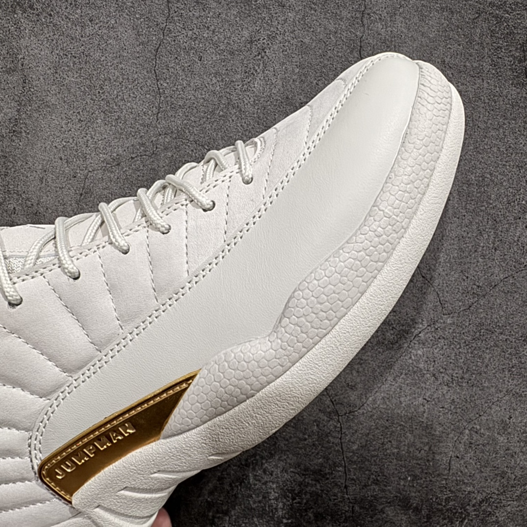 图片[6]-【外贸纯原版】Air Jordan 12 Retro \”Phantom\” 高帮 白金 AJ12 乔丹12代 aj12高邦 白金nn鞋身整体采用白色皮革搭配白色内衬，鞋头黄色的Jumpman Logo及细节点缀，在白色主调下格外抢眼。鞋舌部分加以白色字体点缀，与鞋侧金扣相呼应，经典的Jumpman Logo采用白色刺绣方式呈现，细节方面非常用心。白与金两种色调搭配的方形Logo极为显眼，后跟鞋提白色Jumpmaan Logo和黄色刺绣Jordan字样搭配黄色的凹印23字样，颇具元年气息。 货号：FD9101-007 尺码：40 40.5 41 42 42.5 43 44 44.5 45 45.5 46 47.5 48.5 编码：777450480-莆田鞋批发中心