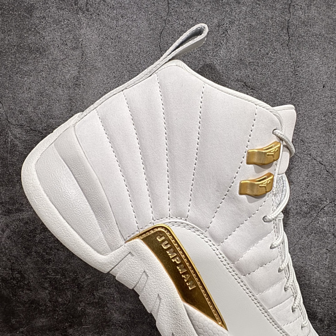 图片[7]-【外贸纯原版】Air Jordan 12 Retro \”Phantom\” 高帮 白金 AJ12 乔丹12代 aj12高邦 白金nn鞋身整体采用白色皮革搭配白色内衬，鞋头黄色的Jumpman Logo及细节点缀，在白色主调下格外抢眼。鞋舌部分加以白色字体点缀，与鞋侧金扣相呼应，经典的Jumpman Logo采用白色刺绣方式呈现，细节方面非常用心。白与金两种色调搭配的方形Logo极为显眼，后跟鞋提白色Jumpmaan Logo和黄色刺绣Jordan字样搭配黄色的凹印23字样，颇具元年气息。 货号：FD9101-007 尺码：40 40.5 41 42 42.5 43 44 44.5 45 45.5 46 47.5 48.5 编码：777450480-莆田鞋批发中心