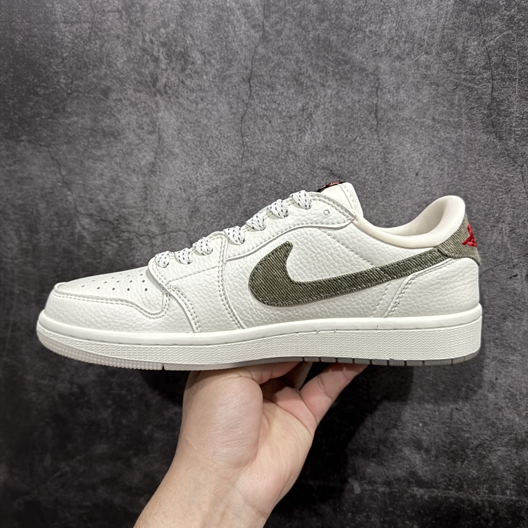 图片[2]-【定制版】Travis Scott x Fragment Design x Air Jordan 1 Low OG SP AJ1 乔1 Supreme联名-浅褐米白 低帮文化休闲板鞋 JH6088-609rn#多方联名合作融合了Travis Scott 独特的音乐风格，藤原浩个性的设计风格以及Jordan品牌的经典元素 使其成为一双具有独特身份和价值的鞋子 清新而立体的外观加上联名标识更突出了其独特身份 这种配色方案显示出活力和时尚感 在视觉上引人注目  鞋身的质感和细腻的细节处理使其显得高端而格调十足  这款“倒钩”联名是设计与创意完美结合 融合多方的个性风格是一款备受瞩目的潮流鞋款r 尺码：36 36.5 37.5 38 38.5 39 40 40.5 41 42 42.5 43 44 44.5 45  编码：HXS320340n-莆田鞋批发中心