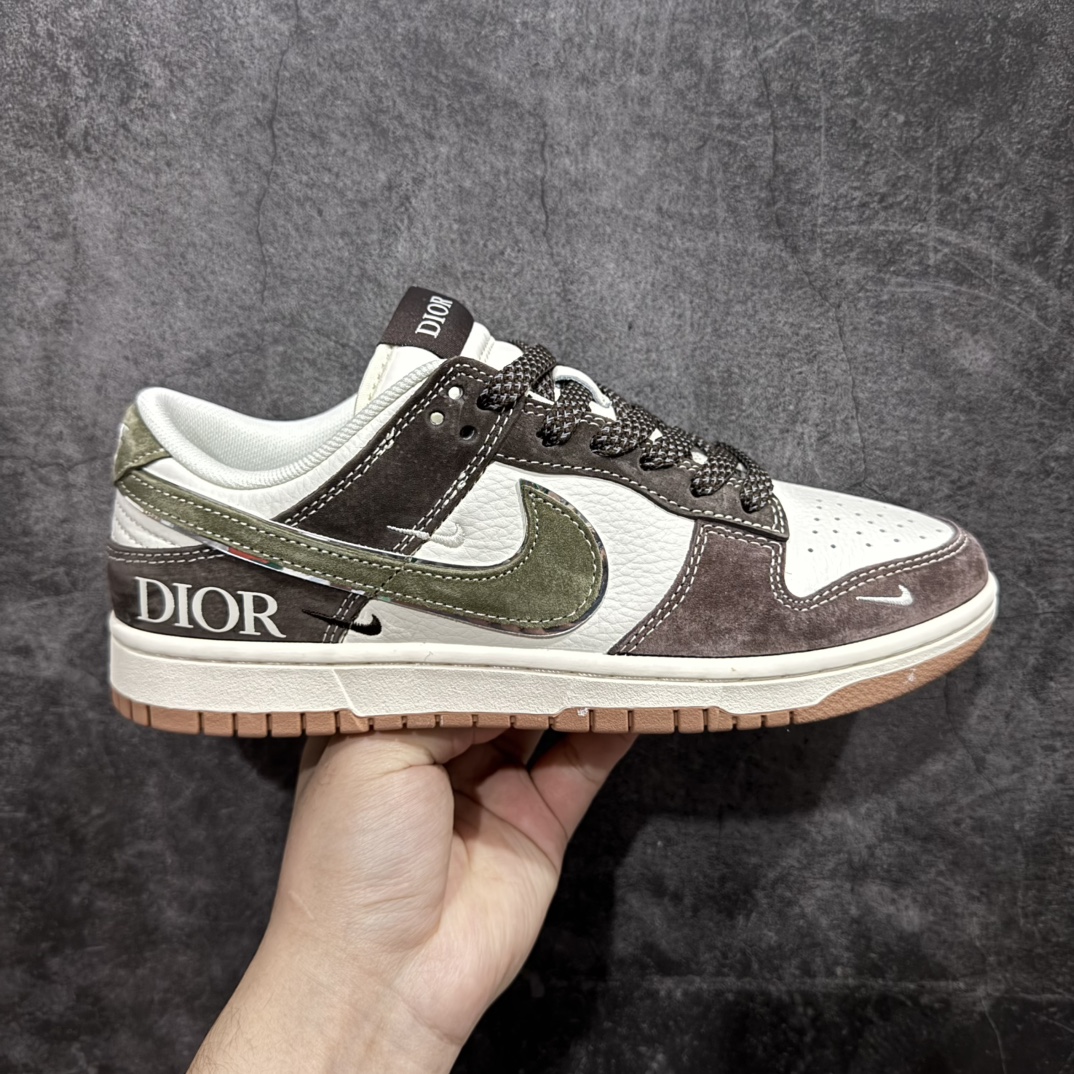 【定制版】Nk SB Dunk Low 迪奥联名-板栗色 周年高端定制 低帮休闲板鞋 XS1086-007rn#定制鞋盒 大厂纯原品质出货 超高清洁度 皮料切割干净无任何毛边 细节完美 r 尺码：36 36.5 37.5 38 38.5 39 40 40.5 41 42 42.5 43 44 44.5 45  编码：HXS320340-莆田鞋批发中心