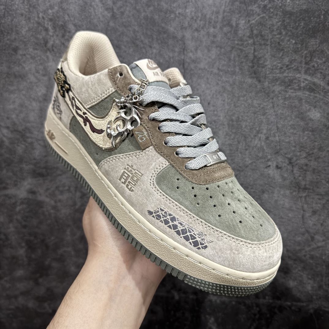 图片[3]-【定制版】Nk Air Force 1 Low \”Green Dragon Crescent Blade\” 青龙偃月刀2.0 空军一号低帮休闲板鞋 CD1212-555rn#在古老华夏的兵器谱中，青龙偃月刀犹如一颗璀璨而又神秘的星辰，散发着凛冽寒光与无尽威严。此刀重达八十二斤，刀身狭长，宛如一泓秋水，其刃口闪烁着森然冷芒，似能轻易撕裂虚空。刀柄以精铁铸就，缠裹着细密的鲛丝，握感舒适且坚实，仿佛与持刀者的手掌融为一体r 尺码：36 36.5 37 38 38.5 39 40 40.5 41 42 42.5 43 44 44.5 45  编码：HXS310320-莆田鞋批发中心