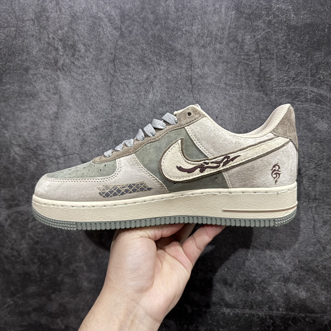 图片[2]-【定制版】Nk Air Force 1 Low \”Green Dragon Crescent Blade\” 青龙偃月刀2.0 空军一号低帮休闲板鞋 CD1212-555rn#在古老华夏的兵器谱中，青龙偃月刀犹如一颗璀璨而又神秘的星辰，散发着凛冽寒光与无尽威严。此刀重达八十二斤，刀身狭长，宛如一泓秋水，其刃口闪烁着森然冷芒，似能轻易撕裂虚空。刀柄以精铁铸就，缠裹着细密的鲛丝，握感舒适且坚实，仿佛与持刀者的手掌融为一体r 尺码：36 36.5 37 38 38.5 39 40 40.5 41 42 42.5 43 44 44.5 45  编码：HXS310320-莆田鞋批发中心