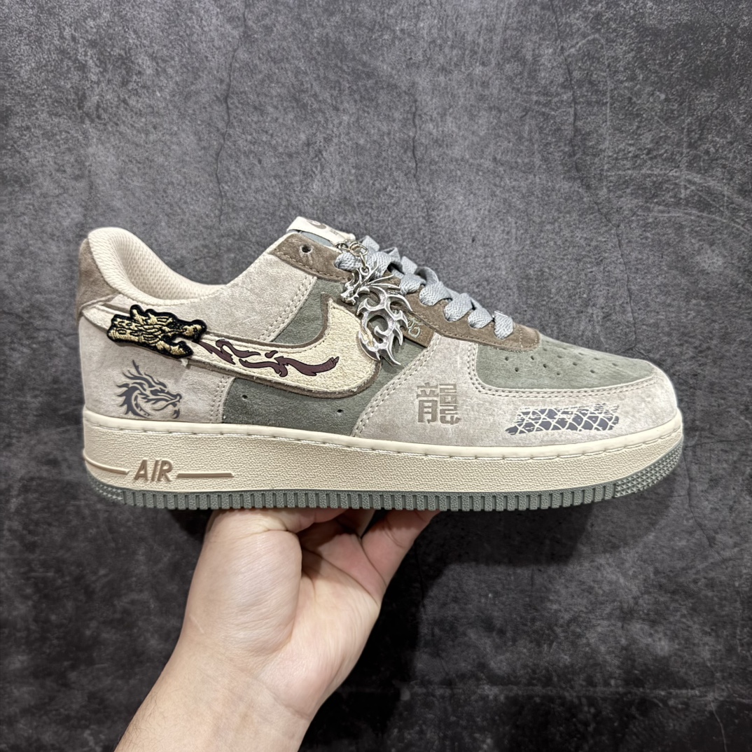 【定制版】Nk Air Force 1 Low \”Green Dragon Crescent Blade\” 青龙偃月刀2.0 空军一号低帮休闲板鞋 CD1212-555rn#在古老华夏的兵器谱中，青龙偃月刀犹如一颗璀璨而又神秘的星辰，散发着凛冽寒光与无尽威严。此刀重达八十二斤，刀身狭长，宛如一泓秋水，其刃口闪烁着森然冷芒，似能轻易撕裂虚空。刀柄以精铁铸就，缠裹着细密的鲛丝，握感舒适且坚实，仿佛与持刀者的手掌融为一体r 尺码：36 36.5 37 38 38.5 39 40 40.5 41 42 42.5 43 44 44.5 45  编码：HXS310320-莆田鞋批发中心