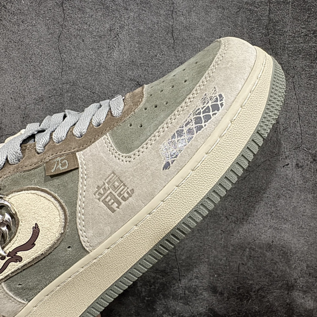 图片[6]-【定制版】Nk Air Force 1 Low \”Green Dragon Crescent Blade\” 青龙偃月刀2.0 空军一号低帮休闲板鞋 CD1212-555rn#在古老华夏的兵器谱中，青龙偃月刀犹如一颗璀璨而又神秘的星辰，散发着凛冽寒光与无尽威严。此刀重达八十二斤，刀身狭长，宛如一泓秋水，其刃口闪烁着森然冷芒，似能轻易撕裂虚空。刀柄以精铁铸就，缠裹着细密的鲛丝，握感舒适且坚实，仿佛与持刀者的手掌融为一体r 尺码：36 36.5 37 38 38.5 39 40 40.5 41 42 42.5 43 44 44.5 45  编码：HXS310320-莆田鞋批发中心