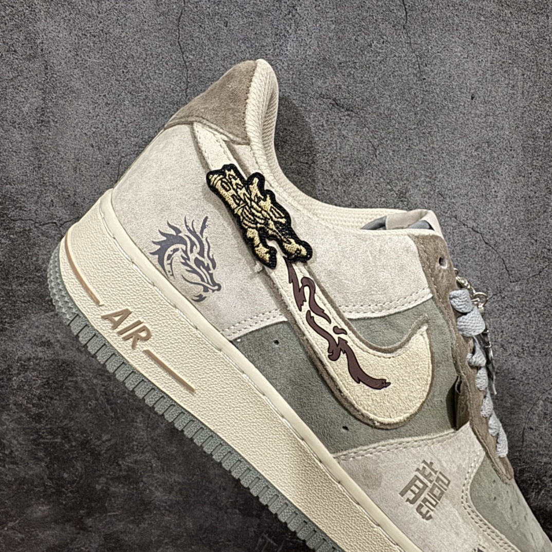 图片[7]-【定制版】Nk Air Force 1 Low \”Green Dragon Crescent Blade\” 青龙偃月刀2.0 空军一号低帮休闲板鞋 CD1212-555rn#在古老华夏的兵器谱中，青龙偃月刀犹如一颗璀璨而又神秘的星辰，散发着凛冽寒光与无尽威严。此刀重达八十二斤，刀身狭长，宛如一泓秋水，其刃口闪烁着森然冷芒，似能轻易撕裂虚空。刀柄以精铁铸就，缠裹着细密的鲛丝，握感舒适且坚实，仿佛与持刀者的手掌融为一体r 尺码：36 36.5 37 38 38.5 39 40 40.5 41 42 42.5 43 44 44.5 45  编码：HXS310320-莆田鞋批发中心