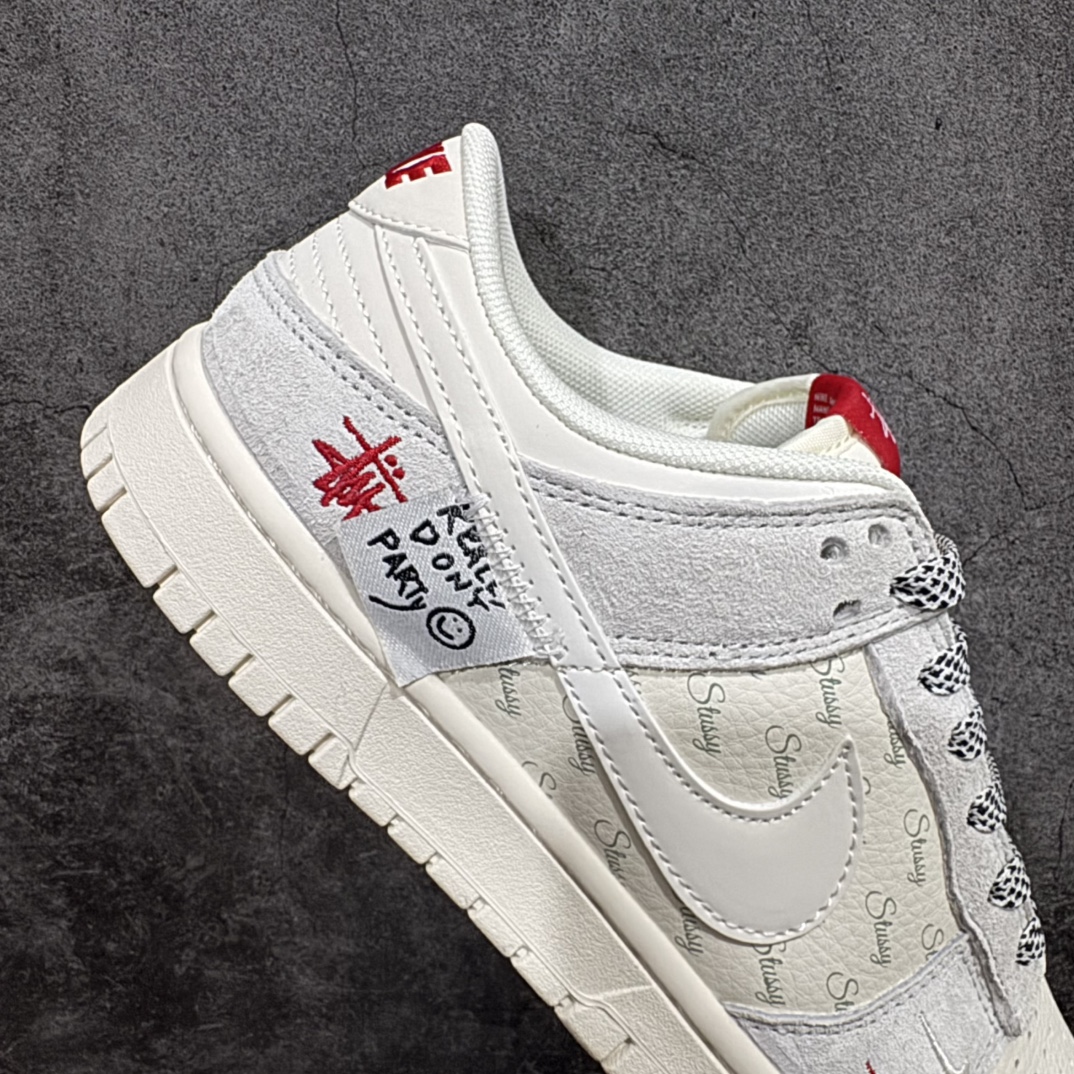 图片[7]-【定制版】Nk SB Dunk Low 斯图西联名-贴布灰白白勾 周年高端定制 低帮休闲板鞋 YX5066-218rn#n定制鞋盒 大厂纯原品质出货 超高清洁度 皮料切割干净无任何毛边 细节完美 r 尺码：36 36.5 37.5 38 38.5 39 40 40.5 41 42 42.5 43 44 44.5 45  编码：HXS320340-莆田鞋批发中心