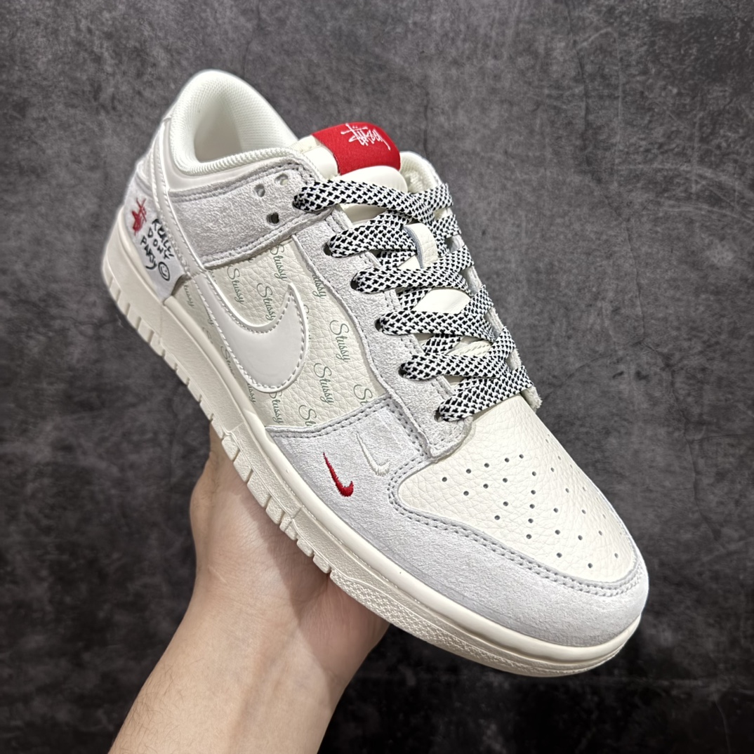 图片[3]-【定制版】Nk SB Dunk Low 斯图西联名-贴布灰白白勾 周年高端定制 低帮休闲板鞋 YX5066-218rn#n定制鞋盒 大厂纯原品质出货 超高清洁度 皮料切割干净无任何毛边 细节完美 r 尺码：36 36.5 37.5 38 38.5 39 40 40.5 41 42 42.5 43 44 44.5 45  编码：HXS320340-莆田鞋批发中心