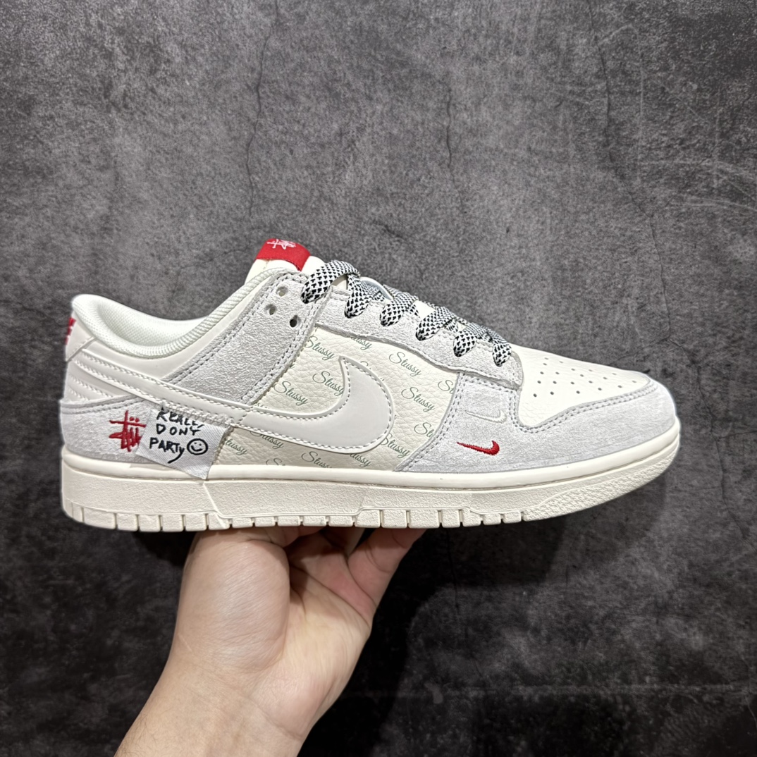 【定制版】Nk SB Dunk Low 斯图西联名-贴布灰白白勾 周年高端定制 低帮休闲板鞋 YX5066-218rn#n定制鞋盒 大厂纯原品质出货 超高清洁度 皮料切割干净无任何毛边 细节完美 r 尺码：36 36.5 37.5 38 38.5 39 40 40.5 41 42 42.5 43 44 44.5 45  编码：HXS320340-莆田鞋批发中心