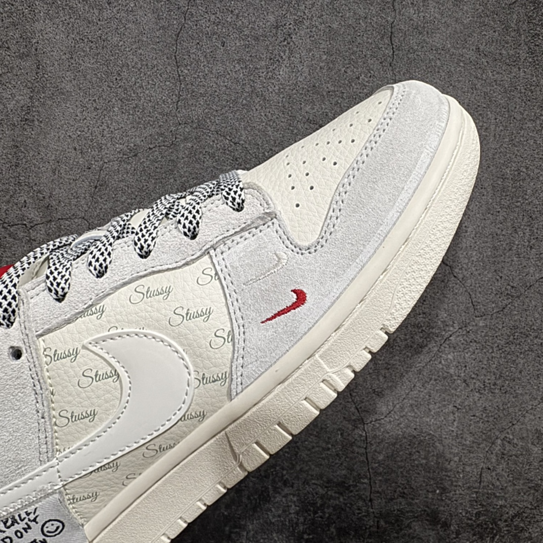 图片[6]-【定制版】Nk SB Dunk Low 斯图西联名-贴布灰白白勾 周年高端定制 低帮休闲板鞋 YX5066-218rn#n定制鞋盒 大厂纯原品质出货 超高清洁度 皮料切割干净无任何毛边 细节完美 r 尺码：36 36.5 37.5 38 38.5 39 40 40.5 41 42 42.5 43 44 44.5 45  编码：HXS320340-莆田鞋批发中心