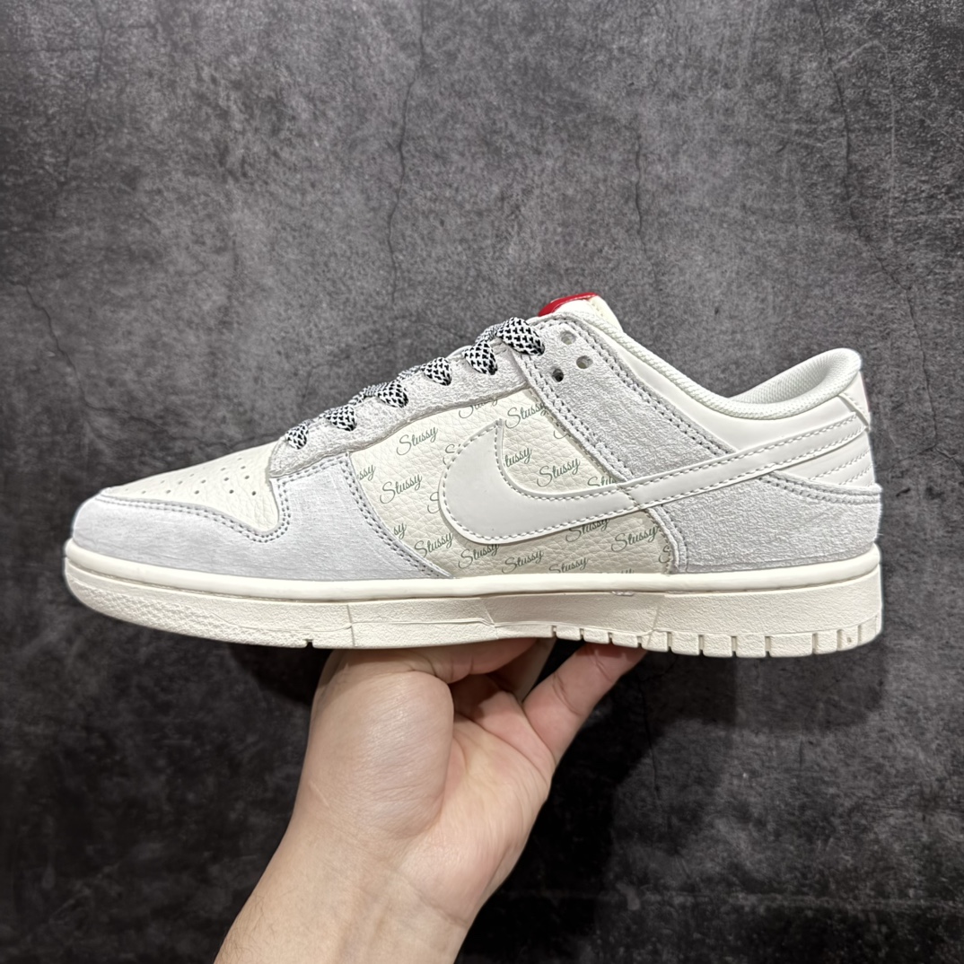 图片[2]-【定制版】Nk SB Dunk Low 斯图西联名-贴布灰白白勾 周年高端定制 低帮休闲板鞋 YX5066-218rn#n定制鞋盒 大厂纯原品质出货 超高清洁度 皮料切割干净无任何毛边 细节完美 r 尺码：36 36.5 37.5 38 38.5 39 40 40.5 41 42 42.5 43 44 44.5 45  编码：HXS320340-莆田鞋批发中心