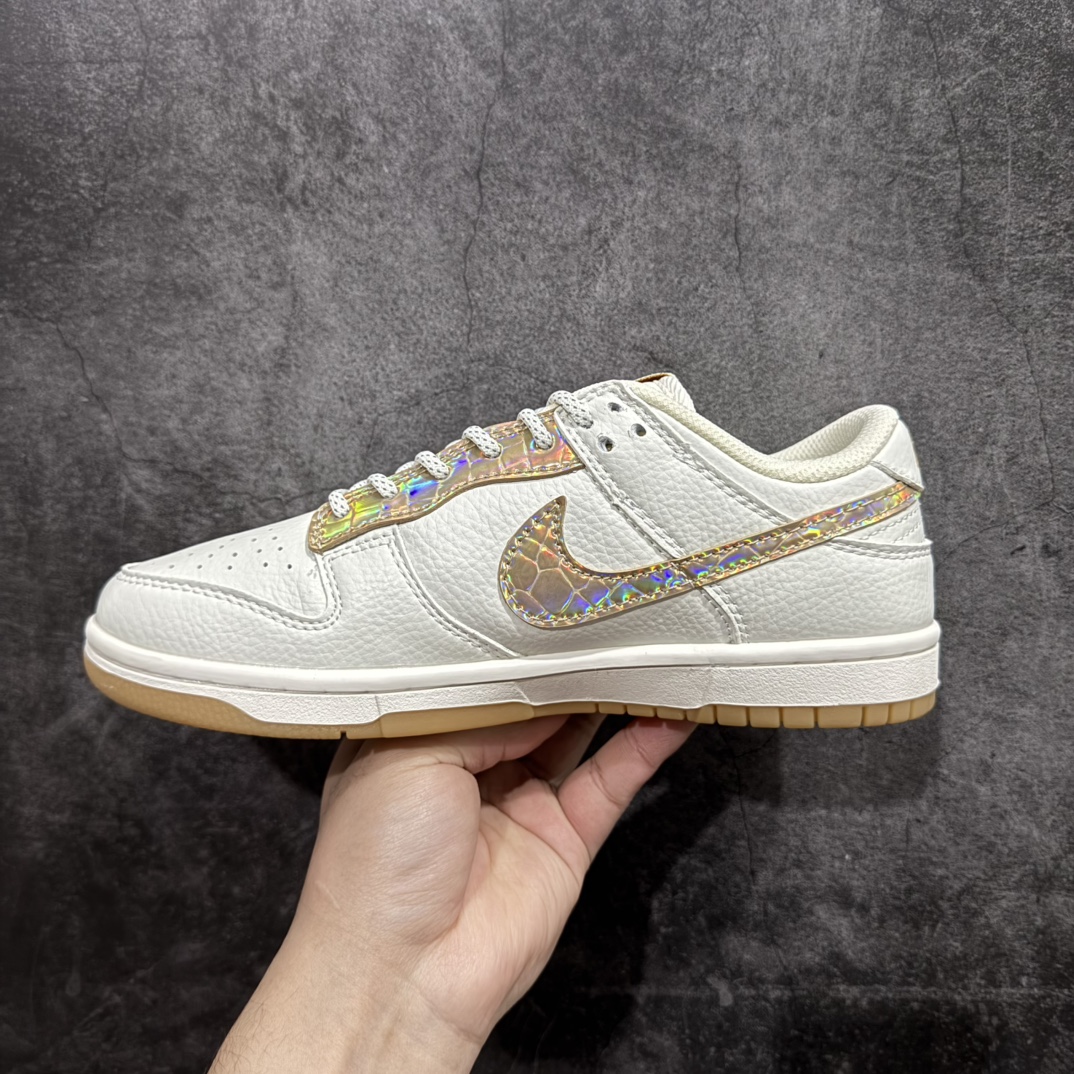 图片[2]-【定制版】Nk SB Dunk Low 冠希联名-炫彩金 周年高端定制 低帮休闲板鞋 JH8310-948rn定制鞋盒 大厂纯原品质出货 超高清洁度 皮料切割干净无任何毛边 细节完美 r 尺码：36 36.5 37.5 38 38.5 39 40 40.5 41 42 42.5 43 44 44.5 45 编码：HXS260280-莆田鞋批发中心