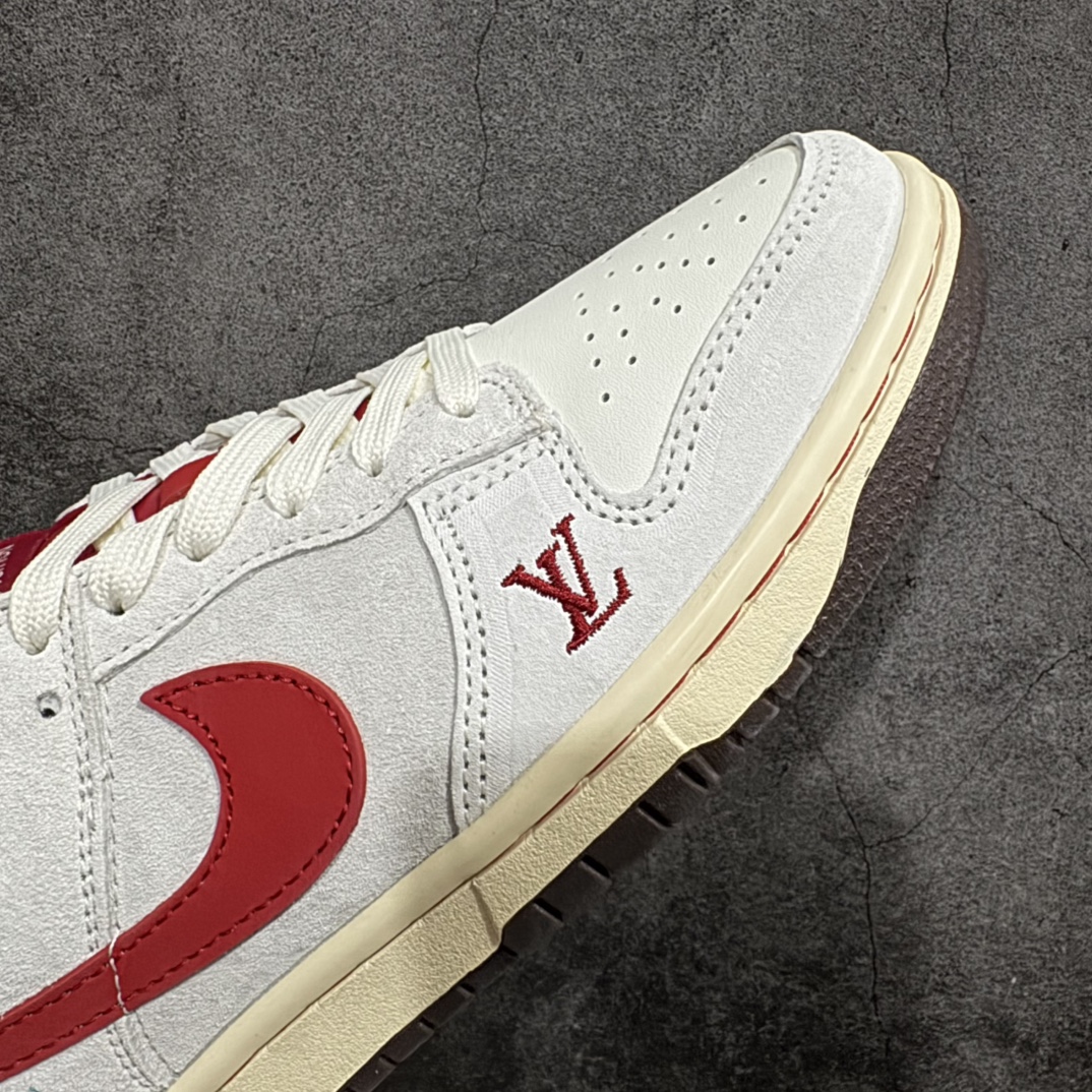 图片[6]-【定制版】Nk SB Dunk Low LV联名灰红钩 周年高端定制 低帮休闲板鞋n高端定制鞋盒 原装头层材料 独家版型蒸餾加工n大厂纯原品质出货 超高清洁度 皮料切割干净无任何毛边 细节完美 货号：QF1568-148 尺码：36 36.5 37.5 38 38.5 39 40 40.5 41 42 42.5 43 44 44.5 45 编码：HXSQF280300-莆田鞋批发中心