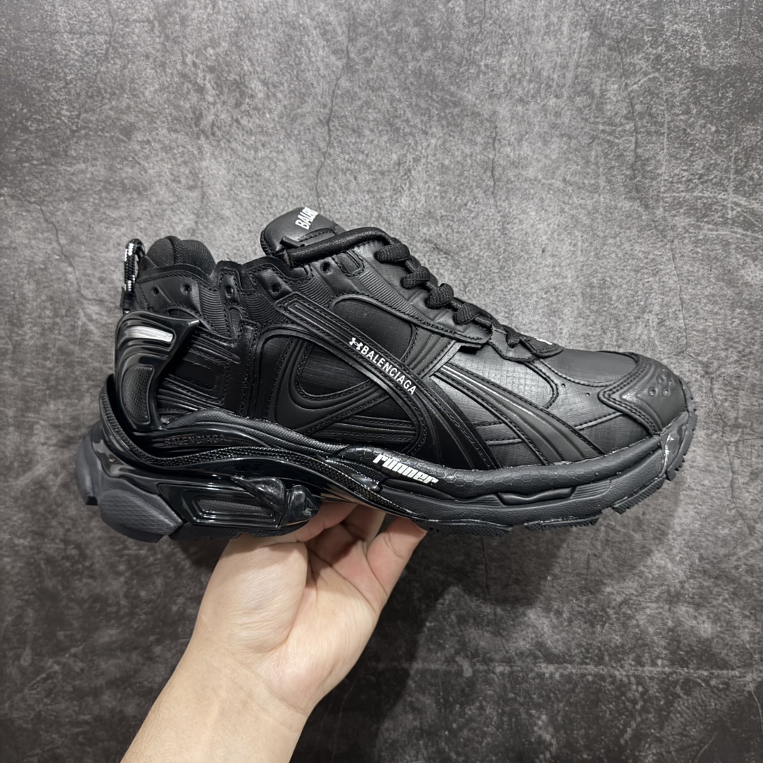 【纯原OK版本】Balenciaga Runner 巴黎世家7.5代 破坏风 手工做旧款复古老爹鞋 黑色皮面n全新外贸版本 核心配合工厂优势供应该款是通过溢胶 做旧 缝线等细节 展示了设计师 Demna的运动鞋风格 传递复古感 后侧板 翘起的鞋头 展示了 Demna 在结构上的未来构想  尺码：35 36 37 38 39 40 41 42 43 44 45 46 编码：DF500520-莆田鞋批发中心