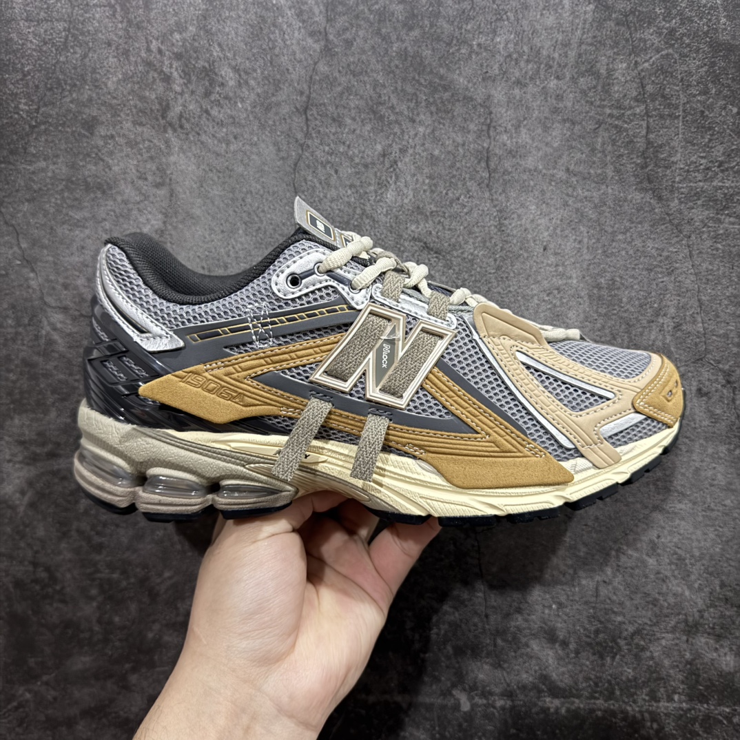 【纯原版】NB新百伦New Balance M1906R  U1906AA 系列复古老爹风休闲运动慢跑鞋采用轻质牛剖革拼接透气网眼衬垫织物鞋面材质#T-Beam大底提供足步弓支撑，保持步态稳定#后跟搭载外露缓震胶 鞋身整体以各种深浅不一的灰色覆盖，鞋头以淡蓝色调装饰，网眼衬垫通过不规律的色块实现做旧的美感，泛黄的鞋底更是进一步增添了复古气息。 尺码：36 37 37.5 38 38.5 39.5 40 40.5 41.5 42 42.5 43 44 45 46.5 编码：JP260280-莆田鞋批发中心