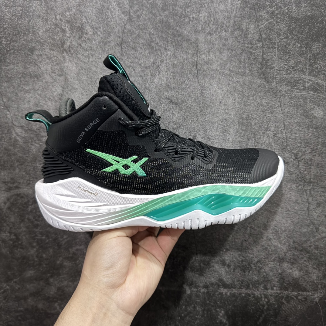 【公司级】亚瑟士日本专业跑鞋品牌 asics Nova Surge 2 回弹缓震防滑耐磨实战轻盈篮球鞋n原标半码制#全新原装数据开发人体工学一体式轻质贾卡双层编织鞋面,针织高弹性鞋舌+贴合感鞋领结构#可以感受到一种非常90年代球鞋的触感，与Nova Surge非常现代化的鞋面不同，Nova Surge 2有非常厚实的中高帮皮革，但其实减轻了一点重量。没有花俏的任何鞋带科技，但有厚实的鞋舌，这次可以感受到鞋身内部比起以往较为宽敞。看来继Unpre Ars之后亚瑟士算是比较愿意尝试新事物了。翘起的前掌自然也让启动效率变高了一点，也更有灵活感，是我觉得很棒的作法，当然我知道很多球鞋都这么做过了。整体的支撑应该是不如上代强悍，但对多数人来说应该也是够用。鞋帮周围是一圈皮革，中底存在感非常强烈，也是有做上翻包围双脚帮助固定。而前掌外侧还有一条Propulsion Trusstic，类似侧面的TPU支撑条，来帮助稳定侧向支撑力，同时中底突出的部份也能起到帮助防侧翻的作用。后跟处应该也是做到了有外置与内置TPU稳定脚跟，而且也能看出来后掌也做了上翘的处理，让整双鞋都有更快的动态反应。Nova Surge的外底是白色斜向条文橡胶外底，亚瑟士的抓地力我一说再说还是那几个词汇，就是稳定，不会过猛，恰到好处，尤其适合室内场地。无论下雨，地板脏，有灰尘，乾燥，甚至有一点点反潮的情况下，都还是维持了非常好的抓地力。确实在状况较差的场地，Nova Surge 2也比其他球鞋有更好的稳定抓地表现。这次的Nova Surge 2配备的是Flytefoam Propel中底，看来应该是没有gel的配置。事实上他是什么配置也不是很重要，Nova Surge 2的缓震其实就是很泡绵的脚感，并没有非常高级或是惊人的表现。缓震这方面的调整也是我觉得Nova Surge 2在调整产品方向很大的一个因素，弱化了传统上认为内线强力冲击的缓震配置，翘起的鞋头增加了反应速度，都让Nova Surge 2与上代有了非常大的实战差异。  尺码：36-45半 编码：AM250270-莆田鞋批发中心