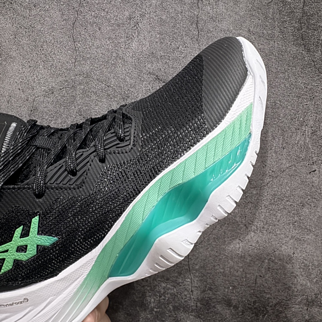 图片[6]-【公司级】亚瑟士日本专业跑鞋品牌 asics Nova Surge 2 回弹缓震防滑耐磨实战轻盈篮球鞋n原标半码制#全新原装数据开发人体工学一体式轻质贾卡双层编织鞋面,针织高弹性鞋舌+贴合感鞋领结构#可以感受到一种非常90年代球鞋的触感，与Nova Surge非常现代化的鞋面不同，Nova Surge 2有非常厚实的中高帮皮革，但其实减轻了一点重量。没有花俏的任何鞋带科技，但有厚实的鞋舌，这次可以感受到鞋身内部比起以往较为宽敞。看来继Unpre Ars之后亚瑟士算是比较愿意尝试新事物了。翘起的前掌自然也让启动效率变高了一点，也更有灵活感，是我觉得很棒的作法，当然我知道很多球鞋都这么做过了。整体的支撑应该是不如上代强悍，但对多数人来说应该也是够用。鞋帮周围是一圈皮革，中底存在感非常强烈，也是有做上翻包围双脚帮助固定。而前掌外侧还有一条Propulsion Trusstic，类似侧面的TPU支撑条，来帮助稳定侧向支撑力，同时中底突出的部份也能起到帮助防侧翻的作用。后跟处应该也是做到了有外置与内置TPU稳定脚跟，而且也能看出来后掌也做了上翘的处理，让整双鞋都有更快的动态反应。Nova Surge的外底是白色斜向条文橡胶外底，亚瑟士的抓地力我一说再说还是那几个词汇，就是稳定，不会过猛，恰到好处，尤其适合室内场地。无论下雨，地板脏，有灰尘，乾燥，甚至有一点点反潮的情况下，都还是维持了非常好的抓地力。确实在状况较差的场地，Nova Surge 2也比其他球鞋有更好的稳定抓地表现。这次的Nova Surge 2配备的是Flytefoam Propel中底，看来应该是没有gel的配置。事实上他是什么配置也不是很重要，Nova Surge 2的缓震其实就是很泡绵的脚感，并没有非常高级或是惊人的表现。缓震这方面的调整也是我觉得Nova Surge 2在调整产品方向很大的一个因素，弱化了传统上认为内线强力冲击的缓震配置，翘起的鞋头增加了反应速度，都让Nova Surge 2与上代有了非常大的实战差异。  尺码：36-45半 编码：AM250270-莆田鞋批发中心