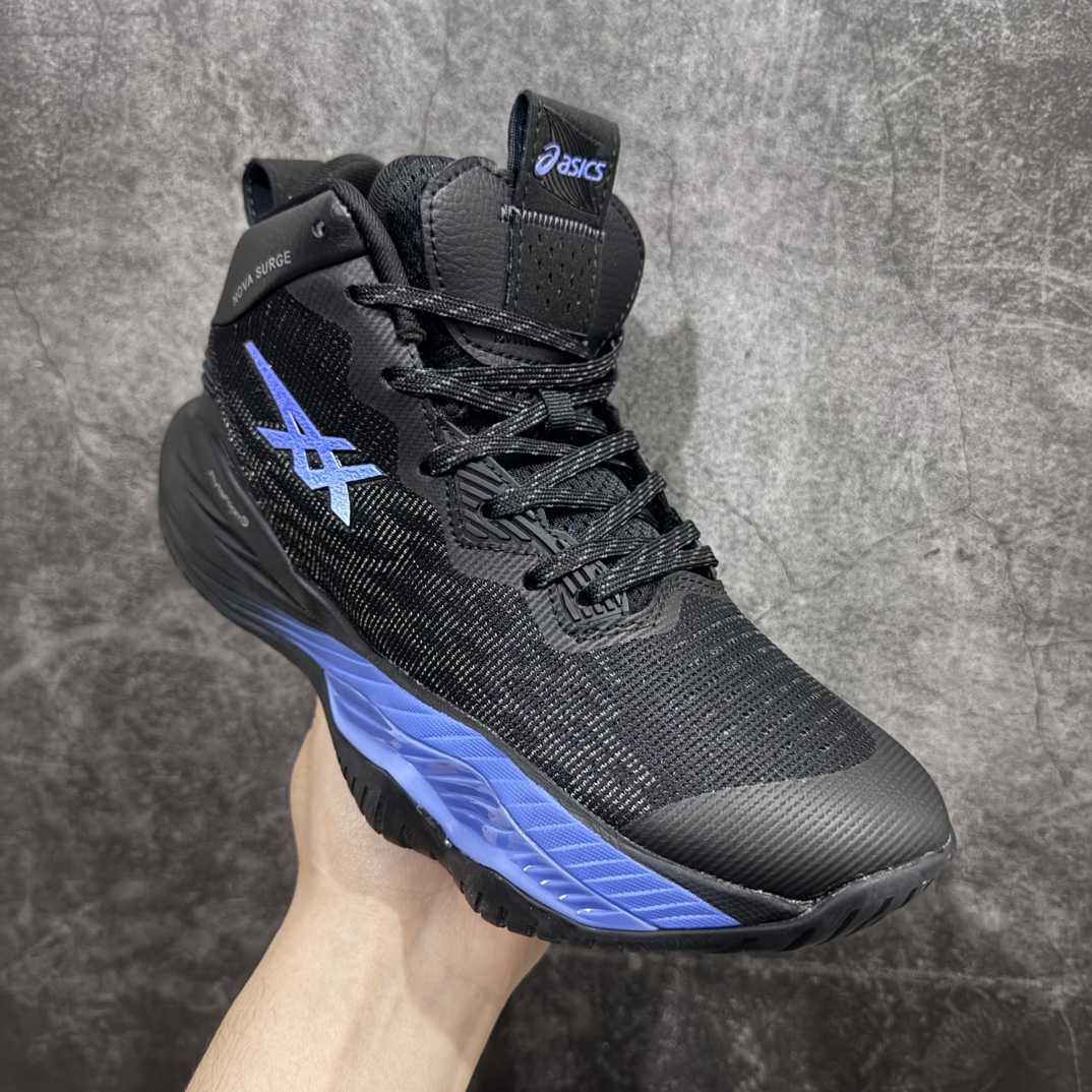 图片[3]-【公司级】亚瑟士日本专业跑鞋品牌 asics Nova Surge 2 回弹缓震防滑耐磨实战轻盈篮球鞋n原标半码制#全新原装数据开发人体工学一体式轻质贾卡双层编织鞋面,针织高弹性鞋舌+贴合感鞋领结构#可以感受到一种非常90年代球鞋的触感，与Nova Surge非常现代化的鞋面不同，Nova Surge 2有非常厚实的中高帮皮革，但其实减轻了一点重量。没有花俏的任何鞋带科技，但有厚实的鞋舌，这次可以感受到鞋身内部比起以往较为宽敞。看来继Unpre Ars之后亚瑟士算是比较愿意尝试新事物了。翘起的前掌自然也让启动效率变高了一点，也更有灵活感，是我觉得很棒的作法，当然我知道很多球鞋都这么做过了。整体的支撑应该是不如上代强悍，但对多数人来说应该也是够用。鞋帮周围是一圈皮革，中底存在感非常强烈，也是有做上翻包围双脚帮助固定。而前掌外侧还有一条Propulsion Trusstic，类似侧面的TPU支撑条，来帮助稳定侧向支撑力，同时中底突出的部份也能起到帮助防侧翻的作用。后跟处应该也是做到了有外置与内置TPU稳定脚跟，而且也能看出来后掌也做了上翘的处理，让整双鞋都有更快的动态反应。Nova Surge的外底是白色斜向条文橡胶外底，亚瑟士的抓地力我一说再说还是那几个词汇，就是稳定，不会过猛，恰到好处，尤其适合室内场地。无论下雨，地板脏，有灰尘，乾燥，甚至有一点点反潮的情况下，都还是维持了非常好的抓地力。确实在状况较差的场地，Nova Surge 2也比其他球鞋有更好的稳定抓地表现。这次的Nova Surge 2配备的是Flytefoam Propel中底，看来应该是没有gel的配置。事实上他是什么配置也不是很重要，Nova Surge 2的缓震其实就是很泡绵的脚感，并没有非常高级或是惊人的表现。缓震这方面的调整也是我觉得Nova Surge 2在调整产品方向很大的一个因素，弱化了传统上认为内线强力冲击的缓震配置，翘起的鞋头增加了反应速度，都让Nova Surge 2与上代有了非常大的实战差异。  尺码：36-45半 编码：AM250270-莆田鞋批发中心