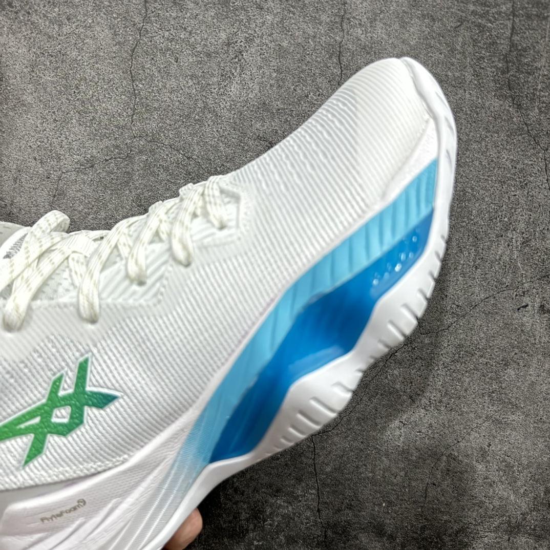 图片[6]-【公司级】亚瑟士日本专业跑鞋品牌 asics Nova Surge 2 回弹缓震防滑耐磨实战轻盈篮球鞋n原标半码制#全新原装数据开发人体工学一体式轻质贾卡双层编织鞋面,针织高弹性鞋舌+贴合感鞋领结构#可以感受到一种非常90年代球鞋的触感，与Nova Surge非常现代化的鞋面不同，Nova Surge 2有非常厚实的中高帮皮革，但其实减轻了一点重量。没有花俏的任何鞋带科技，但有厚实的鞋舌，这次可以感受到鞋身内部比起以往较为宽敞。看来继Unpre Ars之后亚瑟士算是比较愿意尝试新事物了。翘起的前掌自然也让启动效率变高了一点，也更有灵活感，是我觉得很棒的作法，当然我知道很多球鞋都这么做过了。整体的支撑应该是不如上代强悍，但对多数人来说应该也是够用。鞋帮周围是一圈皮革，中底存在感非常强烈，也是有做上翻包围双脚帮助固定。而前掌外侧还有一条Propulsion Trusstic，类似侧面的TPU支撑条，来帮助稳定侧向支撑力，同时中底突出的部份也能起到帮助防侧翻的作用。后跟处应该也是做到了有外置与内置TPU稳定脚跟，而且也能看出来后掌也做了上翘的处理，让整双鞋都有更快的动态反应。Nova Surge的外底是白色斜向条文橡胶外底，亚瑟士的抓地力我一说再说还是那几个词汇，就是稳定，不会过猛，恰到好处，尤其适合室内场地。无论下雨，地板脏，有灰尘，乾燥，甚至有一点点反潮的情况下，都还是维持了非常好的抓地力。确实在状况较差的场地，Nova Surge 2也比其他球鞋有更好的稳定抓地表现。这次的Nova Surge 2配备的是Flytefoam Propel中底，看来应该是没有gel的配置。事实上他是什么配置也不是很重要，Nova Surge 2的缓震其实就是很泡绵的脚感，并没有非常高级或是惊人的表现。缓震这方面的调整也是我觉得Nova Surge 2在调整产品方向很大的一个因素，弱化了传统上认为内线强力冲击的缓震配置，翘起的鞋头增加了反应速度，都让Nova Surge 2与上代有了非常大的实战差异。  尺码：36-45半 编码：AM250270-莆田鞋批发中心