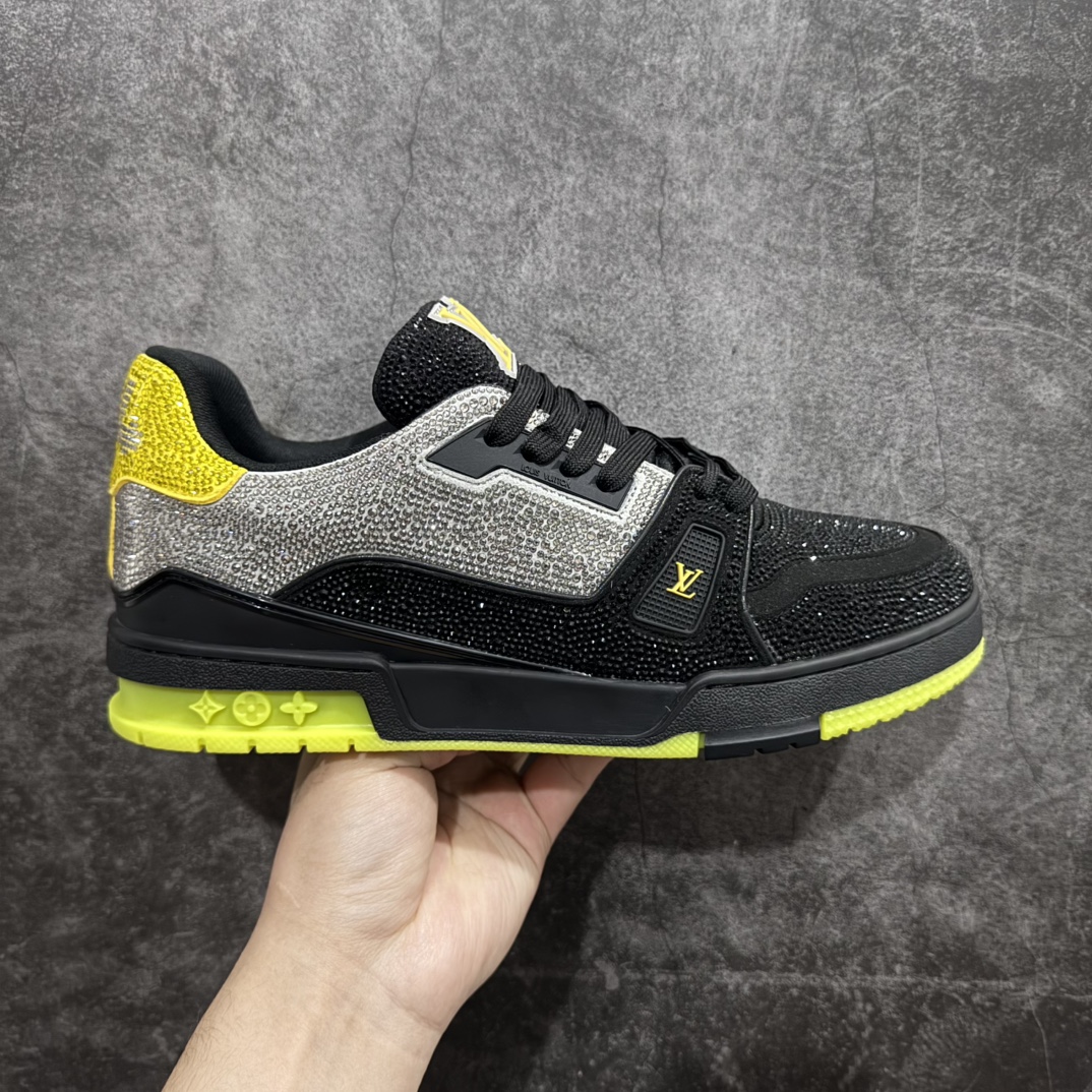 【广东纯原版本】Louis Vuitton Trainer lv时装走秀运动鞋 满钻款blingbling闪钻亮片n市场所有版本中综合最强的货品GD实力大厂出品  全网最全配色更新最快 最成熟的做工稳定的品控  完美鞋型超高的清洁度 零毛边线头瑕疵 全套原楦原纸版原鞋开模 全网最具灵魂的版型 正确原装黄色鞋盒 正确中底印花 鞋面印花3D高频深度立体 全鞋电脑针车 紧密相连 针距密度一致 环保乳胶注塑鞋垫 厚度脚感还原原版 皮面裁剪部位 统一油边封口工艺 原装橡胶大底含胶量大底组合零偏差 专柜全套包装 防尘袋 说明书 质保卡 男女鞋  尺码：35 36 37 38 39 40 41 42 43 44 45 编码：HH510550-莆田鞋批发中心