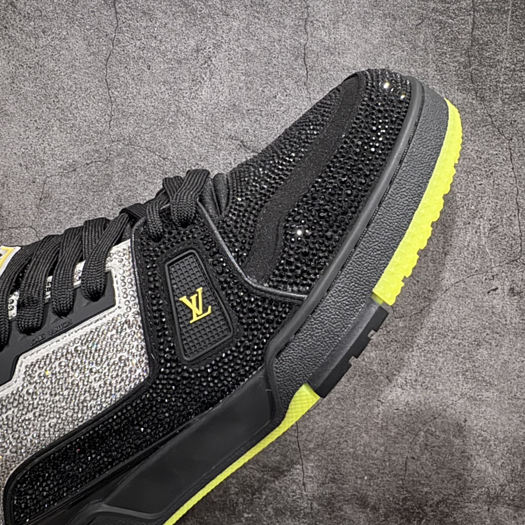 图片[6]-【广东纯原版本】Louis Vuitton Trainer lv时装走秀运动鞋 满钻款blingbling闪钻亮片n市场所有版本中综合最强的货品GD实力大厂出品  全网最全配色更新最快 最成熟的做工稳定的品控  完美鞋型超高的清洁度 零毛边线头瑕疵 全套原楦原纸版原鞋开模 全网最具灵魂的版型 正确原装黄色鞋盒 正确中底印花 鞋面印花3D高频深度立体 全鞋电脑针车 紧密相连 针距密度一致 环保乳胶注塑鞋垫 厚度脚感还原原版 皮面裁剪部位 统一油边封口工艺 原装橡胶大底含胶量大底组合零偏差 专柜全套包装 防尘袋 说明书 质保卡 男女鞋  尺码：35 36 37 38 39 40 41 42 43 44 45 编码：HH510550-莆田鞋批发中心