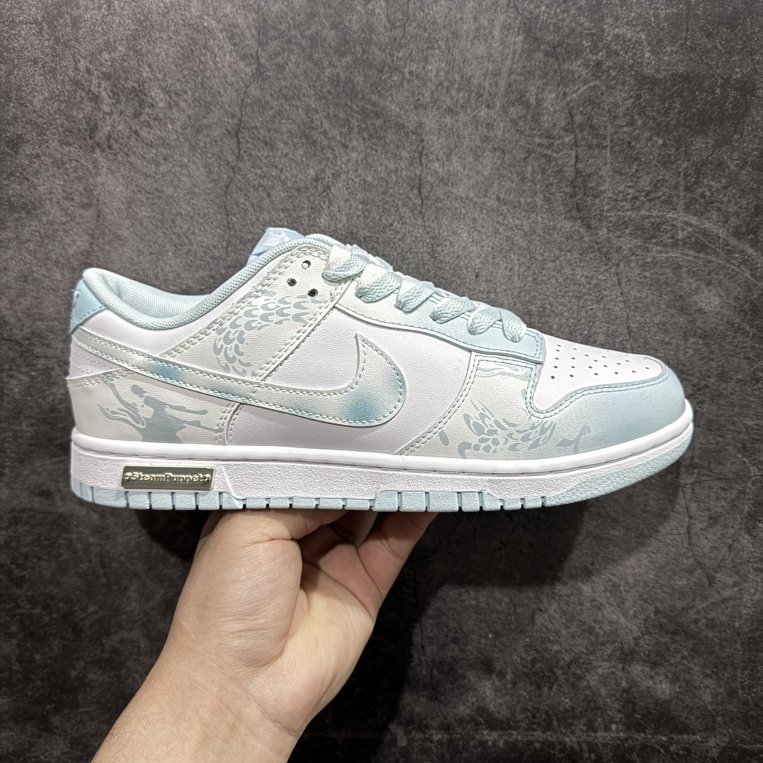 【YC纯原版】Nk Dunk low 龙年限定 御龙青花 白蓝 新中式 低帮休闲板鞋 DV0833-104 #设计灵感来自于青花，鞋面整体以蓝色、白色为主色，Swoosh上做了蓝色渐变处理，设计别致。中底与鞋面颜色相互呼应，搭配协调。使用喷绘、手绘工艺，做工精致。 尺码：36 36.5 37.5 38 38.5 39 40 40.5 41 42 42.5 43 44 44.5 45 编码：HXS320340-莆田鞋批发中心