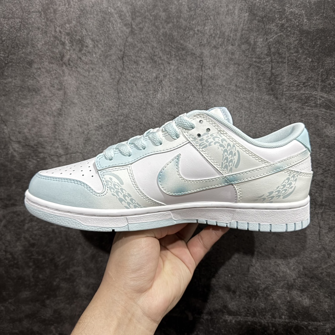 图片[2]-【YC纯原版】Nk Dunk low 龙年限定 御龙青花 白蓝 新中式 低帮休闲板鞋 DV0833-104 #设计灵感来自于青花，鞋面整体以蓝色、白色为主色，Swoosh上做了蓝色渐变处理，设计别致。中底与鞋面颜色相互呼应，搭配协调。使用喷绘、手绘工艺，做工精致。 尺码：36 36.5 37.5 38 38.5 39 40 40.5 41 42 42.5 43 44 44.5 45 编码：HXS320340-莆田鞋批发中心