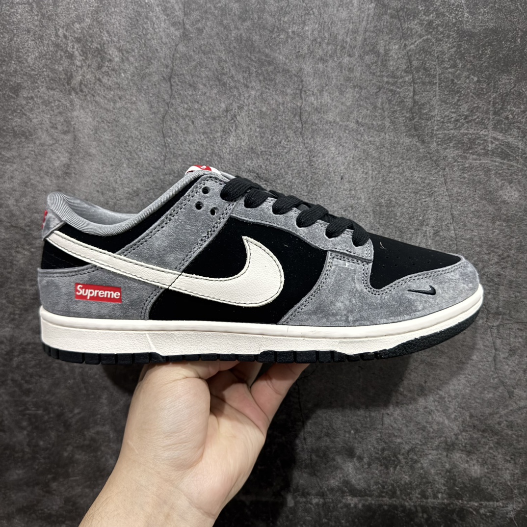 Nike SB Dunk Low x Supreme 灰白黑小钩n纯原大厂出品 极力推荐n原装头层材料 独家版型蒸餾加工n帶來的是更好的视觉和脚感体验n大厂纯原品质出货 清洁度 电绣工艺皮料切割干净无任何毛边 细节完美 官方货号：XX3168 206 尺码：36 36.5 37.5 38 38.5 39 40 40.5 41 42 42.5 43 44 44.5 45  编码：编码：HXS320340-莆田鞋批发中心