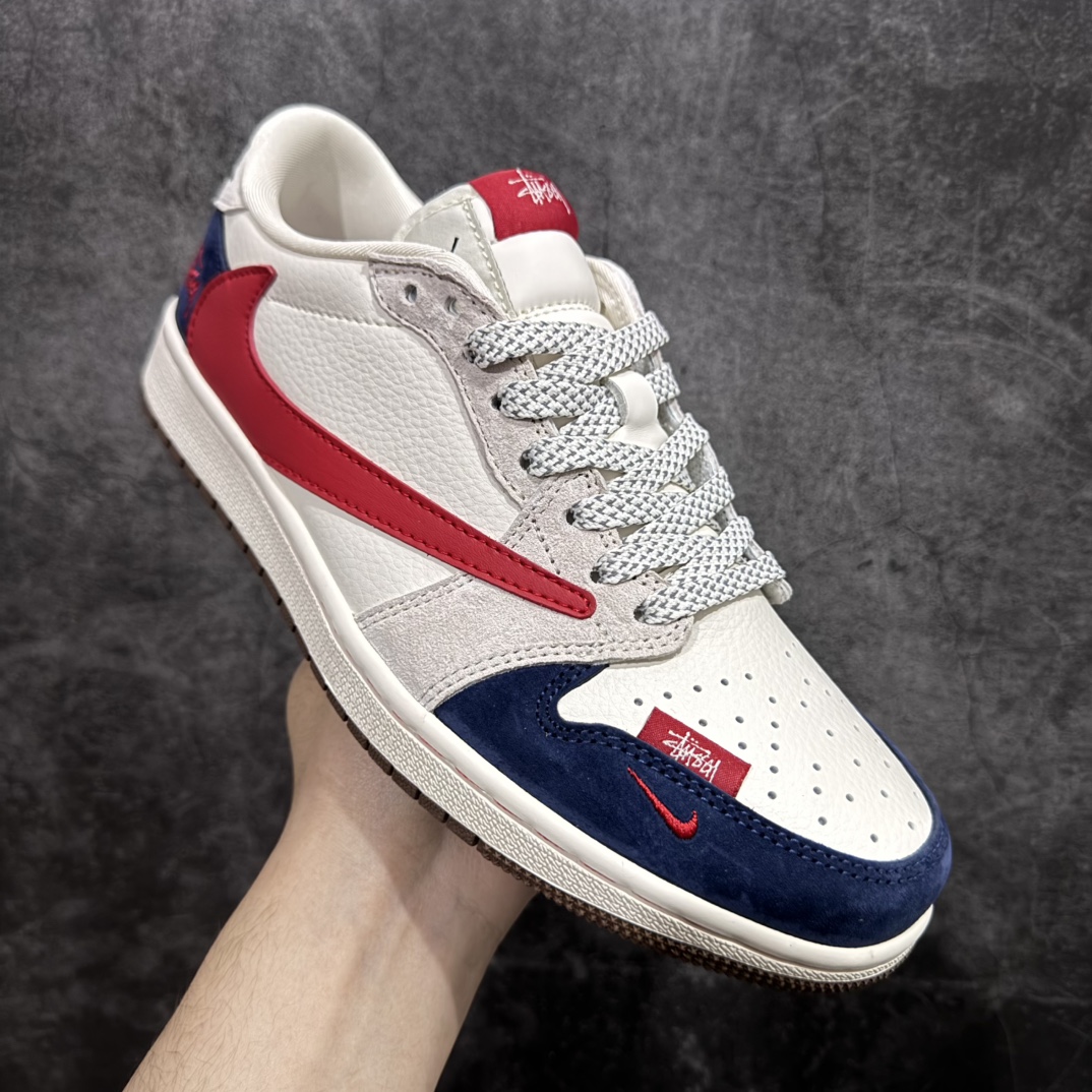 图片[3]-【定制版】Travis Scott x Fragment Design x Air Jordan 1 Low OG SP AJ1 乔1 斯图西联名-米蓝红勾 低帮文化休闲板鞋 SJ2068-135rn#多方联名合作融合了Travis Scott 独特的音乐风格，藤原浩个性的设计风格以及Jordan品牌的经典元素 使其成为一双具有独特身份和价值的鞋子 清新而立体的外观加上联名标识更突出了其独特身份 这种配色方案显示出活力和时尚感 在视觉上引人注目  鞋身的质感和细腻的细节处理使其显得高端而格调十足  这款“倒钩”联名是设计与创意完美结合 融合多方的个性风格是一款备受瞩目的潮流鞋款r 尺码：36 36.5 37.5 38 38.5 39 40 40.5 41 42 42.5 43 44 44.5 45  编码：HXS320340-莆田鞋批发中心