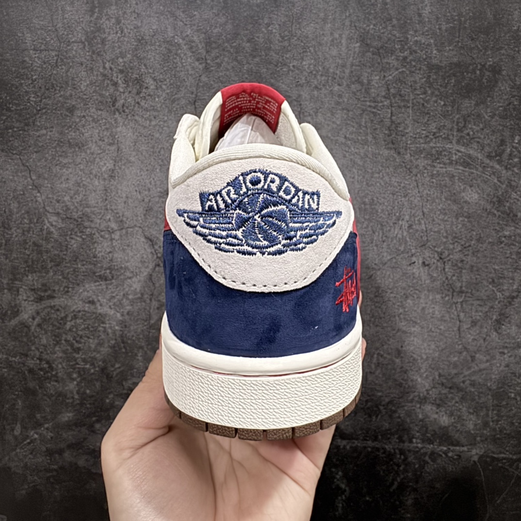 图片[4]-【定制版】Travis Scott x Fragment Design x Air Jordan 1 Low OG SP AJ1 乔1 斯图西联名-米蓝红勾 低帮文化休闲板鞋 SJ2068-135rn#多方联名合作融合了Travis Scott 独特的音乐风格，藤原浩个性的设计风格以及Jordan品牌的经典元素 使其成为一双具有独特身份和价值的鞋子 清新而立体的外观加上联名标识更突出了其独特身份 这种配色方案显示出活力和时尚感 在视觉上引人注目  鞋身的质感和细腻的细节处理使其显得高端而格调十足  这款“倒钩”联名是设计与创意完美结合 融合多方的个性风格是一款备受瞩目的潮流鞋款r 尺码：36 36.5 37.5 38 38.5 39 40 40.5 41 42 42.5 43 44 44.5 45  编码：HXS320340-莆田鞋批发中心