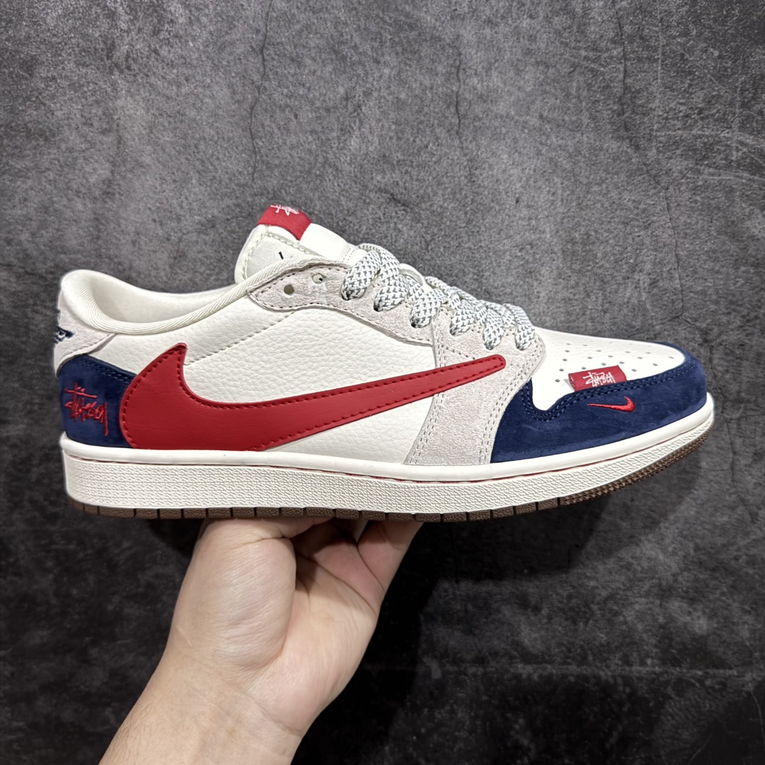 【定制版】Travis Scott x Fragment Design x Air Jordan 1 Low OG SP AJ1 乔1 斯图西联名-米蓝红勾 低帮文化休闲板鞋 SJ2068-135rn#多方联名合作融合了Travis Scott 独特的音乐风格，藤原浩个性的设计风格以及Jordan品牌的经典元素 使其成为一双具有独特身份和价值的鞋子 清新而立体的外观加上联名标识更突出了其独特身份 这种配色方案显示出活力和时尚感 在视觉上引人注目  鞋身的质感和细腻的细节处理使其显得高端而格调十足  这款“倒钩”联名是设计与创意完美结合 融合多方的个性风格是一款备受瞩目的潮流鞋款r 尺码：36 36.5 37.5 38 38.5 39 40 40.5 41 42 42.5 43 44 44.5 45  编码：HXS320340-莆田鞋批发中心