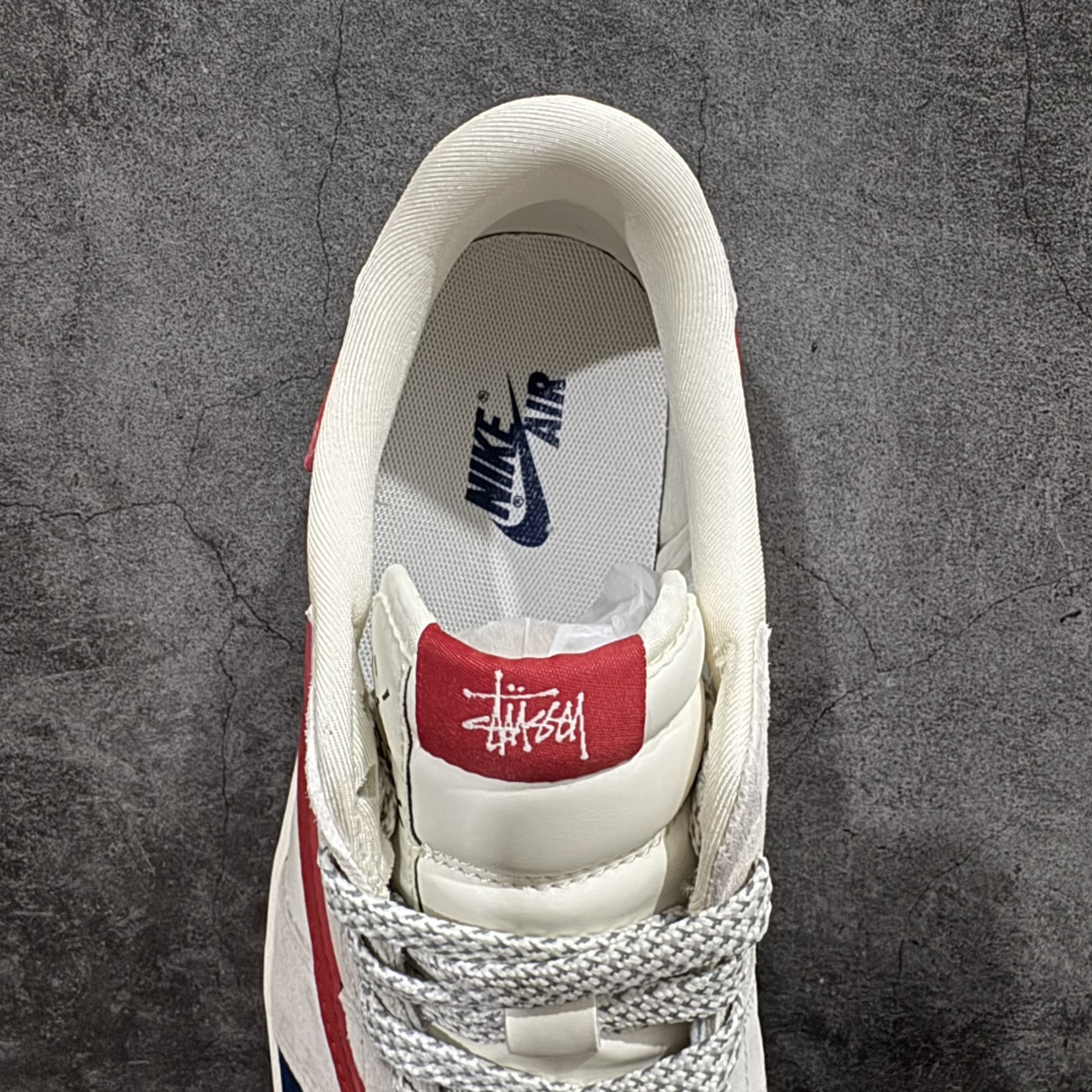 图片[8]-【定制版】Travis Scott x Fragment Design x Air Jordan 1 Low OG SP AJ1 乔1 斯图西联名-米蓝红勾 低帮文化休闲板鞋 SJ2068-135rn#多方联名合作融合了Travis Scott 独特的音乐风格，藤原浩个性的设计风格以及Jordan品牌的经典元素 使其成为一双具有独特身份和价值的鞋子 清新而立体的外观加上联名标识更突出了其独特身份 这种配色方案显示出活力和时尚感 在视觉上引人注目  鞋身的质感和细腻的细节处理使其显得高端而格调十足  这款“倒钩”联名是设计与创意完美结合 融合多方的个性风格是一款备受瞩目的潮流鞋款r 尺码：36 36.5 37.5 38 38.5 39 40 40.5 41 42 42.5 43 44 44.5 45  编码：HXS320340-莆田鞋批发中心