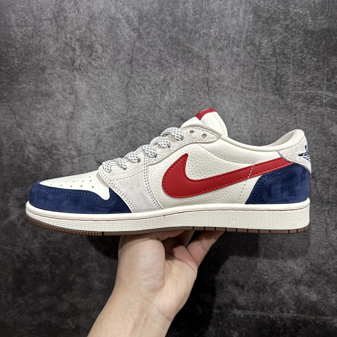 图片[2]-【定制版】Travis Scott x Fragment Design x Air Jordan 1 Low OG SP AJ1 乔1 斯图西联名-米蓝红勾 低帮文化休闲板鞋 SJ2068-135rn#多方联名合作融合了Travis Scott 独特的音乐风格，藤原浩个性的设计风格以及Jordan品牌的经典元素 使其成为一双具有独特身份和价值的鞋子 清新而立体的外观加上联名标识更突出了其独特身份 这种配色方案显示出活力和时尚感 在视觉上引人注目  鞋身的质感和细腻的细节处理使其显得高端而格调十足  这款“倒钩”联名是设计与创意完美结合 融合多方的个性风格是一款备受瞩目的潮流鞋款r 尺码：36 36.5 37.5 38 38.5 39 40 40.5 41 42 42.5 43 44 44.5 45  编码：HXS320340-莆田鞋批发中心