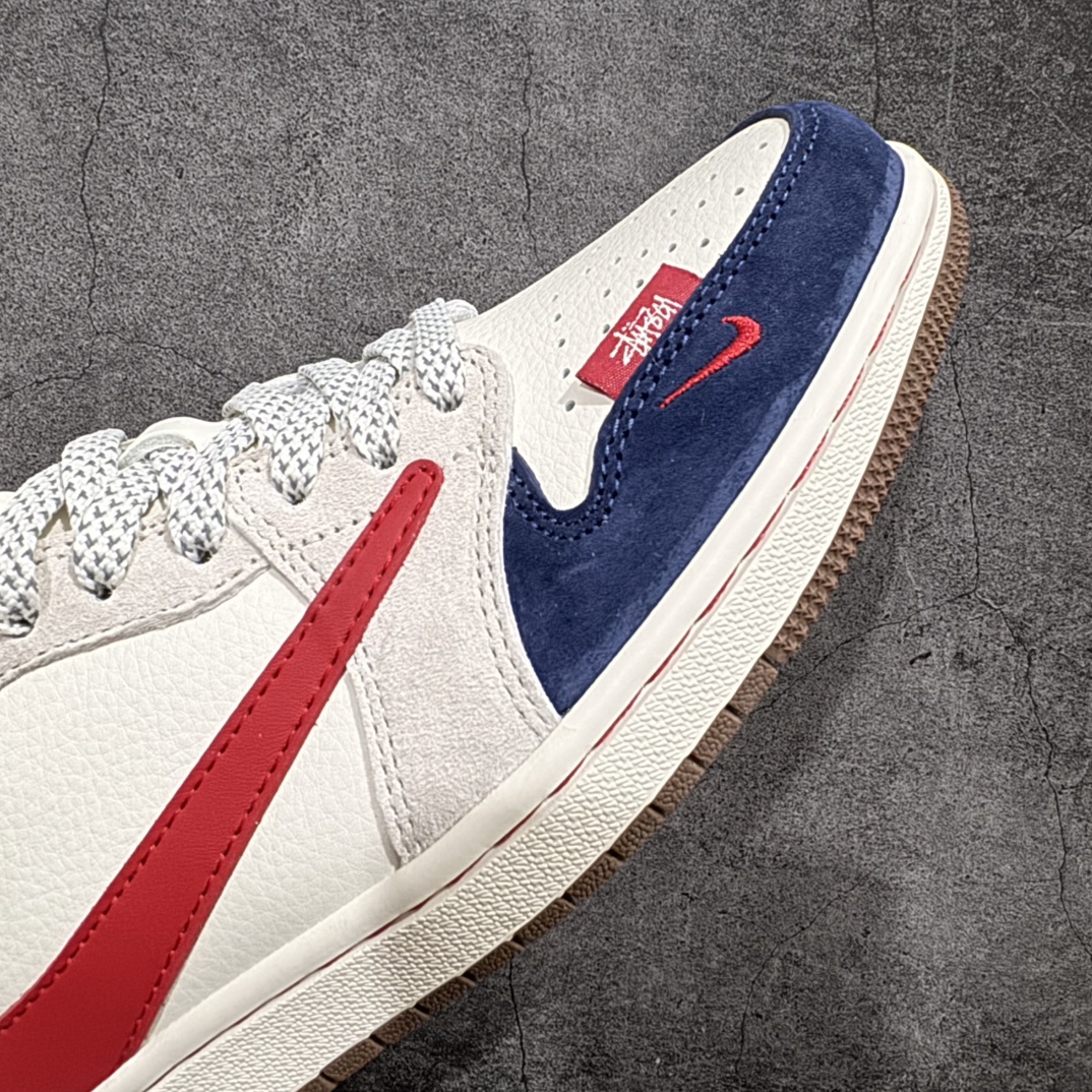 图片[6]-【定制版】Travis Scott x Fragment Design x Air Jordan 1 Low OG SP AJ1 乔1 斯图西联名-米蓝红勾 低帮文化休闲板鞋 SJ2068-135rn#多方联名合作融合了Travis Scott 独特的音乐风格，藤原浩个性的设计风格以及Jordan品牌的经典元素 使其成为一双具有独特身份和价值的鞋子 清新而立体的外观加上联名标识更突出了其独特身份 这种配色方案显示出活力和时尚感 在视觉上引人注目  鞋身的质感和细腻的细节处理使其显得高端而格调十足  这款“倒钩”联名是设计与创意完美结合 融合多方的个性风格是一款备受瞩目的潮流鞋款r 尺码：36 36.5 37.5 38 38.5 39 40 40.5 41 42 42.5 43 44 44.5 45  编码：HXS320340-莆田鞋批发中心