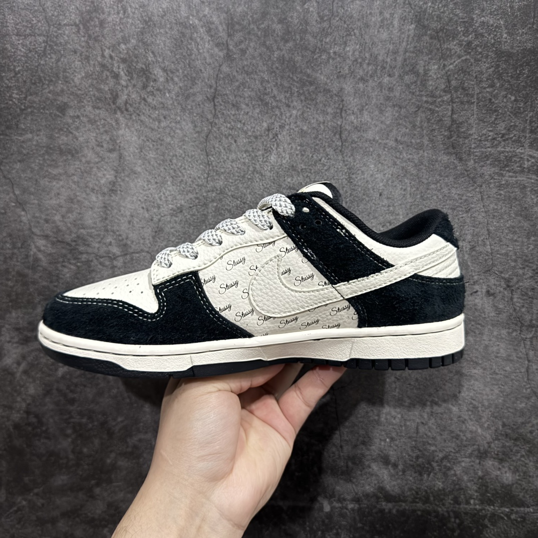 图片[2]-【定制版】Nike SB Dunk Low x Stussy 米黑双小钩满天星n纯原大厂出品 极力推荐n原装头层材料 独家版型蒸餾加工n帶來的是更好的视觉和脚感体验n大厂纯原品质出货 清洁度 电绣工艺皮料切割干净无任何毛边 细节完美 官方货号：XY1688 017 尺码：36 36.5 37.5 38 38.5 39 40 40.5 41 42 42.5 43 44 44.5 45  编码：HXS320340-莆田鞋批发中心