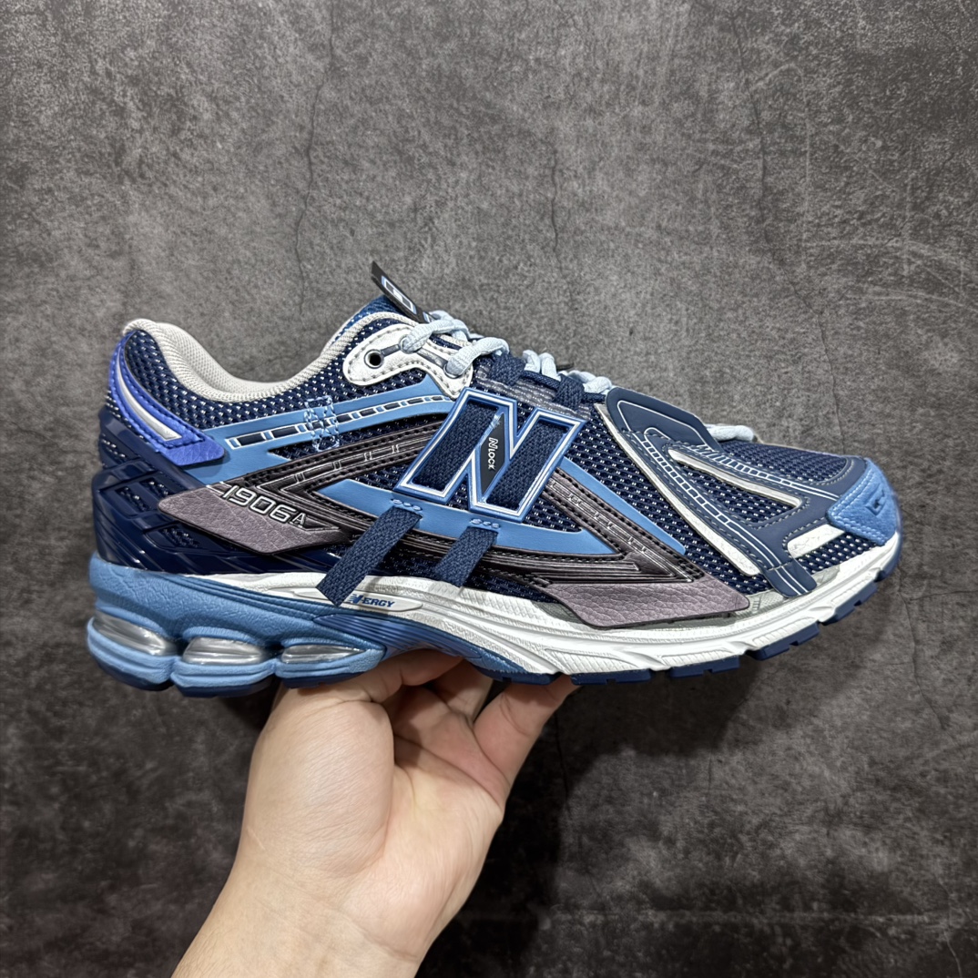 【纯原版】NB新百伦New Balance M1906R  U1906AB 系列复古老爹风休闲运动慢跑鞋采用轻质牛剖革拼接透气网眼衬垫织物鞋面材质#T-Beam大底提供足步弓支撑，保持步态稳定#后跟搭载外露缓震胶 鞋身整体以各种深浅不一的灰色覆盖，鞋头以淡蓝色调装饰，网眼衬垫通过不规律的色块实现做旧的美感，泛黄的鞋底更是进一步增添了复古气息。 尺码：36 37 37.5 38 38.5 39.5 40 40.5 41.5 42 42.5 43 44 45 46.5 编码：JP260280-莆田鞋批发中心