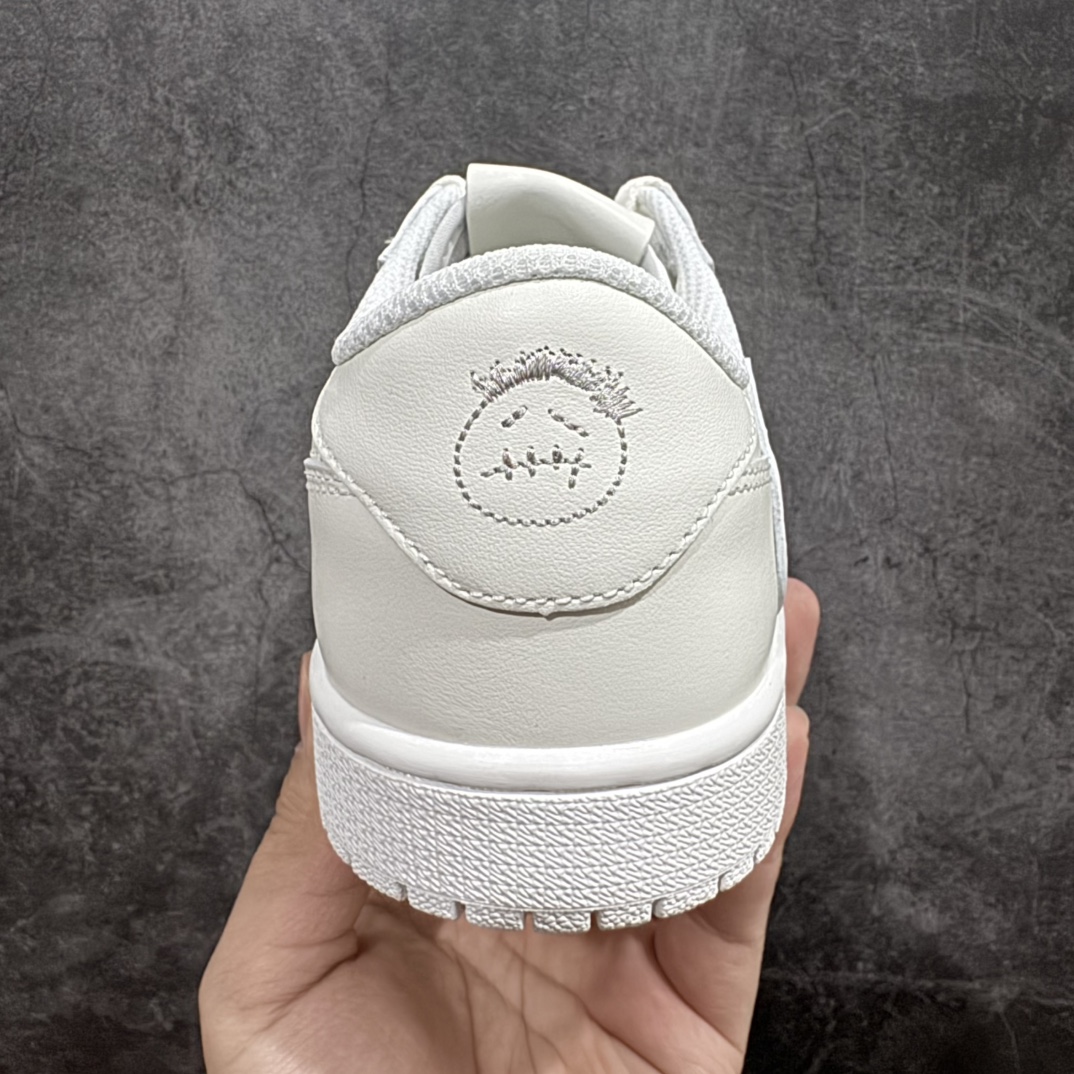 图片[4]-【顶级原厂版】Travis Scott x Air Jordan AJ1 Low OG SP TS联名倒钩低帮 亲友限定 纯白 TD1228-111n圈内最强倒钩系列 高端零售特供批次 产品品控稳定性领先行业 各方面均可对飙L版 良心定价不杀猪 SZ原厂全套原楦原纸板冲刀磨具开发 原厂皮料加持 原厂港宝加持定型后跟R度完美 同源原厂电绣 鬼脸飞翼针数密度立体效果一致 百分百一致原鞋 原厂拉帮工艺 针距密度一致 后跟弧度收口自然不对折 极致一眼正品既视感 进口玻璃冲刀皮料裁剪零毛边 全鞋电脑针车工艺 品控清洁度最高QC检验标准 免检产品 原厂订购鞋盒、鞋标、防尘纸、鞋撑、鞋带 追求极致的原厂味道SIZE：40 40.5 41 42 42.5 43 44 44.5 45 46 47.5 编码：XC420450-莆田鞋批发中心